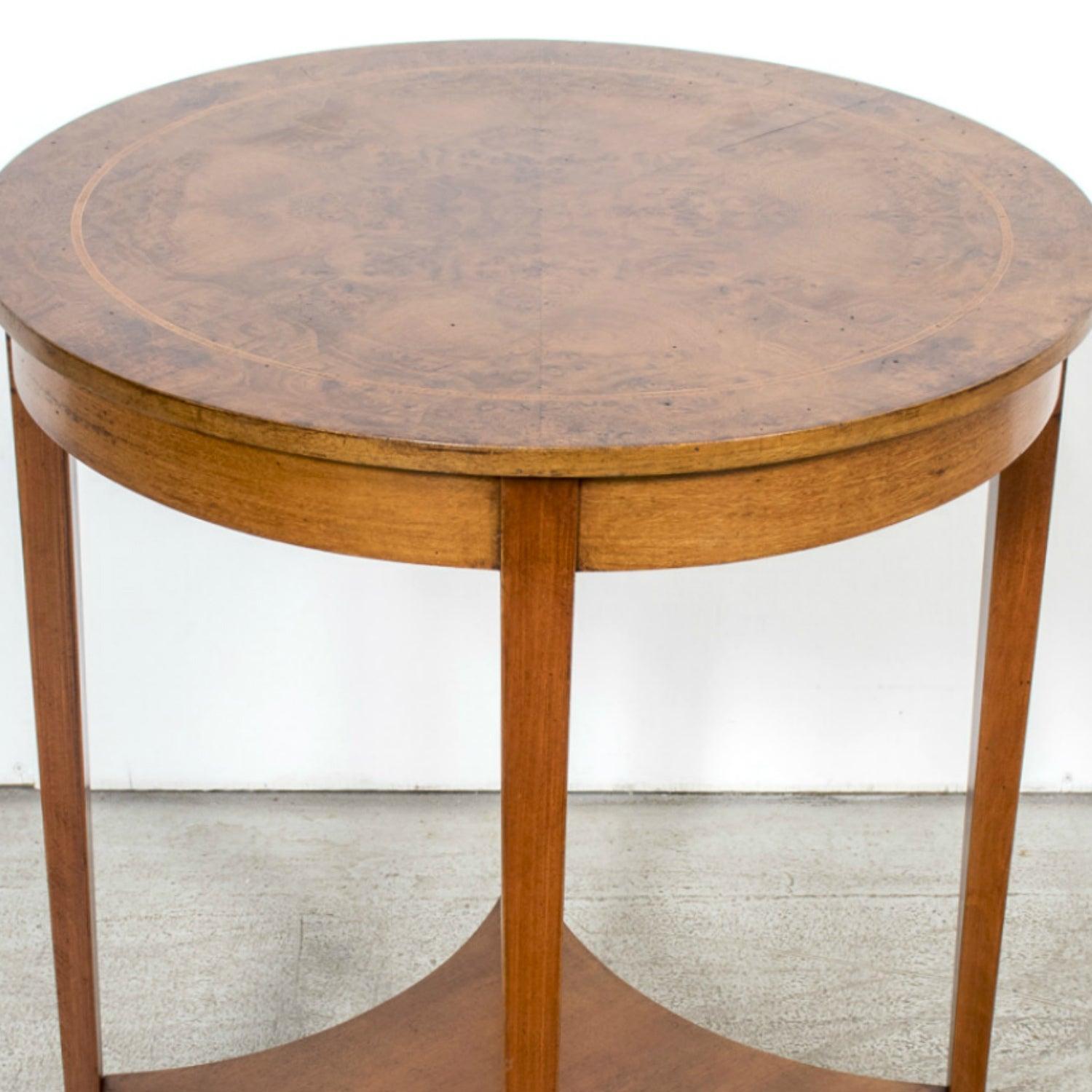 19. Jahrhundert Französisch Louis XVI-Stil Noppen Nussbaum Gueridon mit Regal (Walnuss) im Angebot