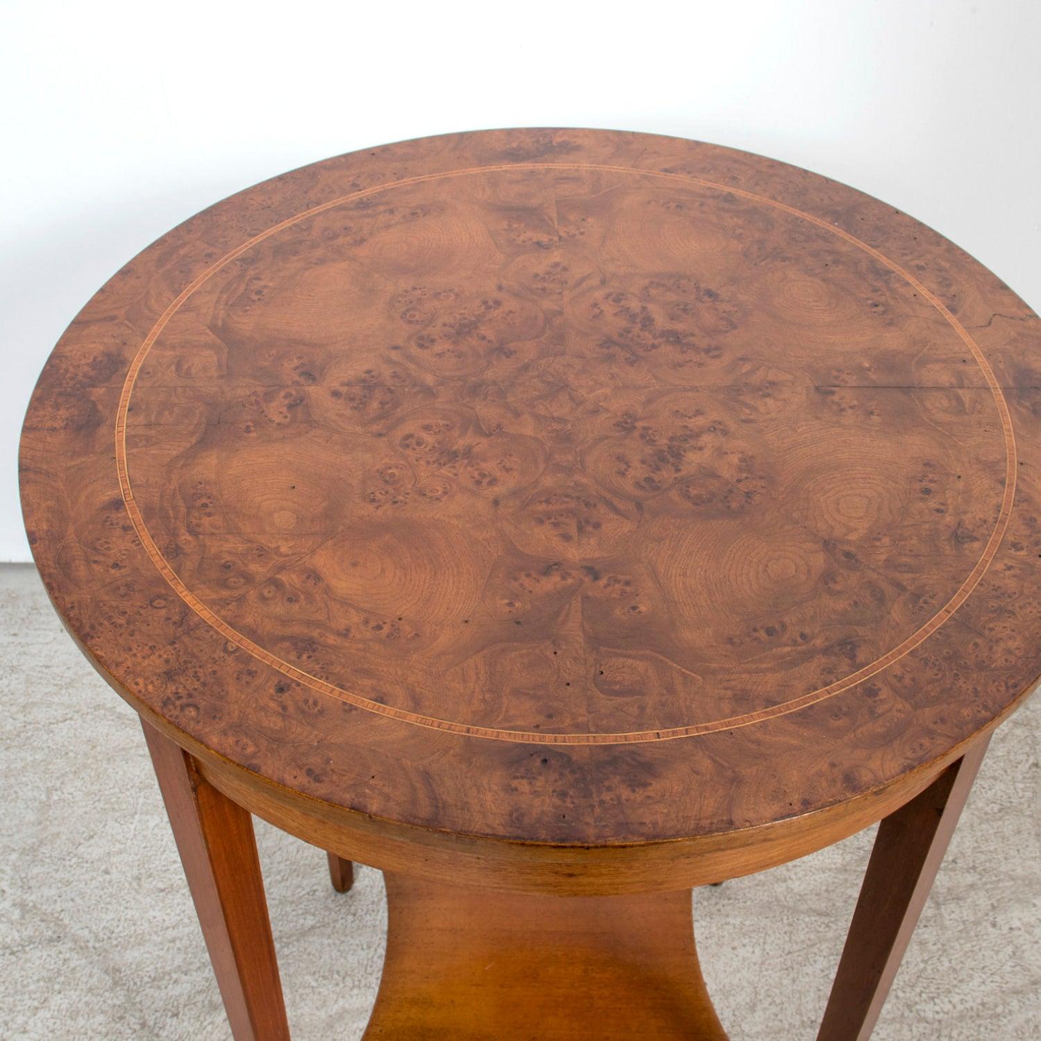 19. Jahrhundert Französisch Louis XVI-Stil Noppen Nussbaum Gueridon mit Regal im Angebot 1