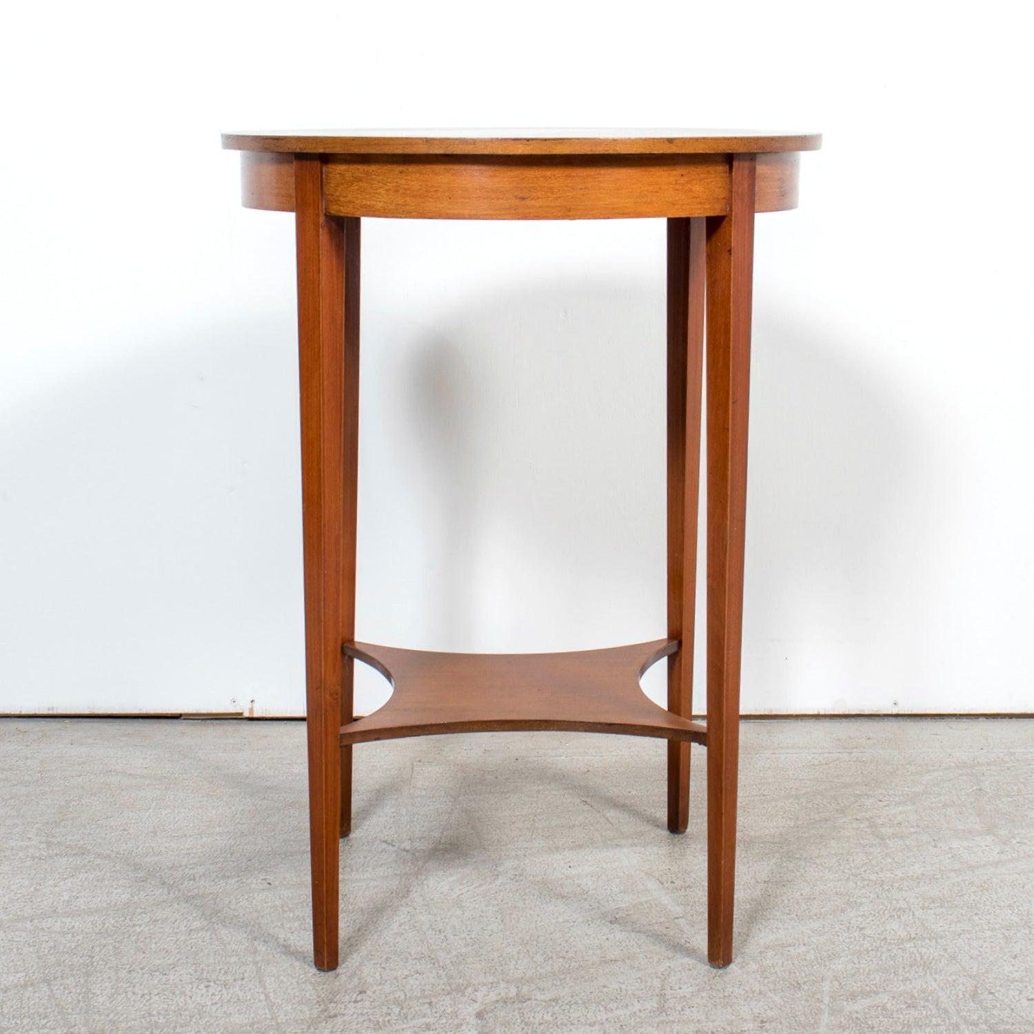 19. Jahrhundert Französisch Louis XVI-Stil Noppen Nussbaum Gueridon mit Regal im Angebot 2