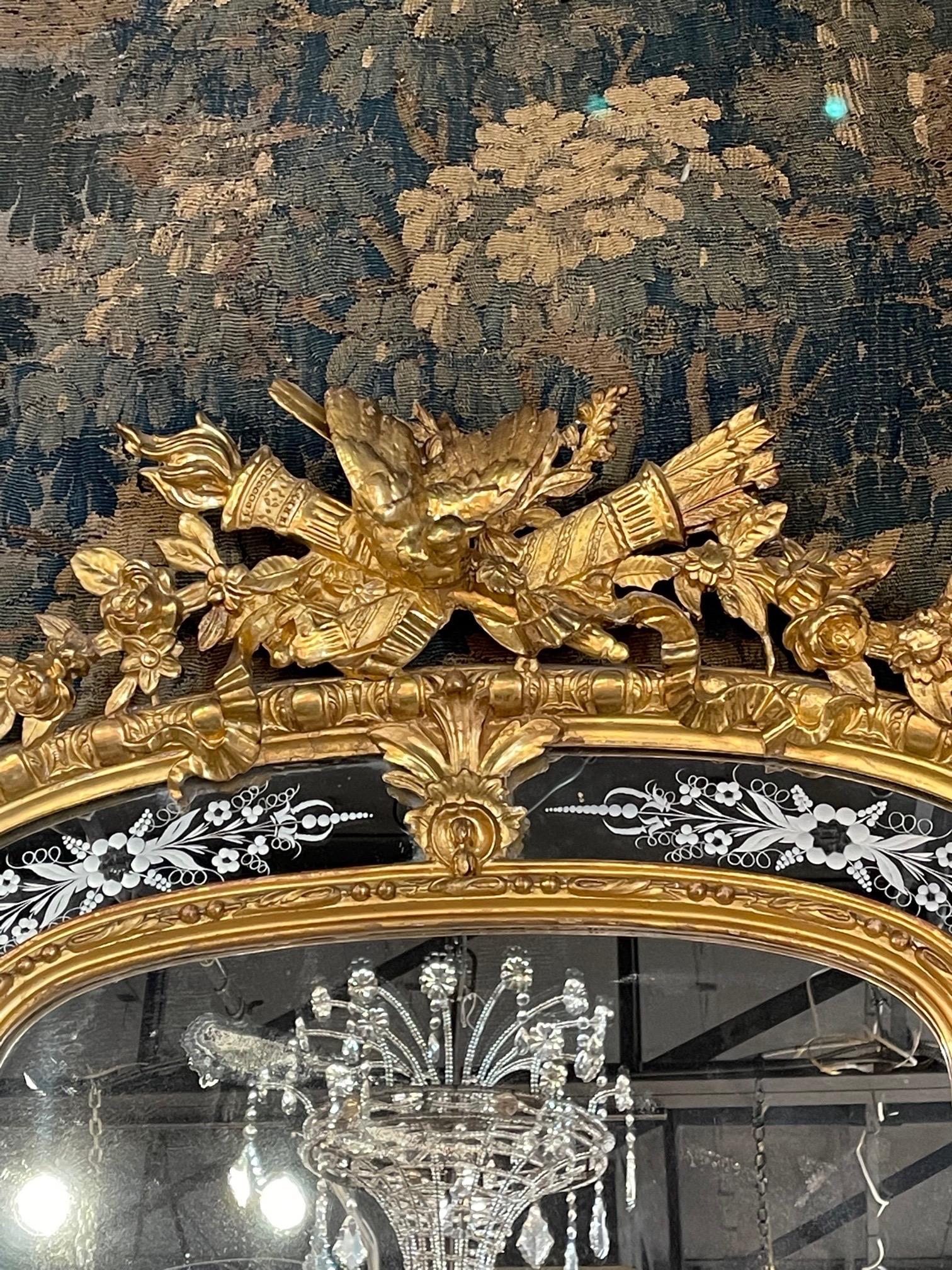 Francese Specchio francese del XIX secolo in stile Luigi XVI intagliato e in legno dorato in vendita