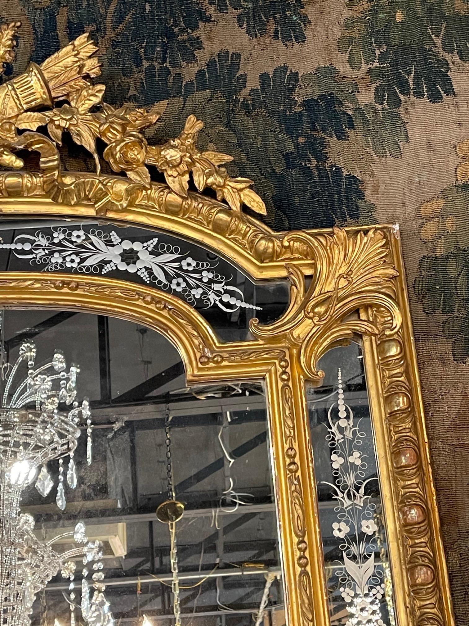 Realizzato con acquaforte Specchio francese del XIX secolo in stile Luigi XVI intagliato e in legno dorato in vendita