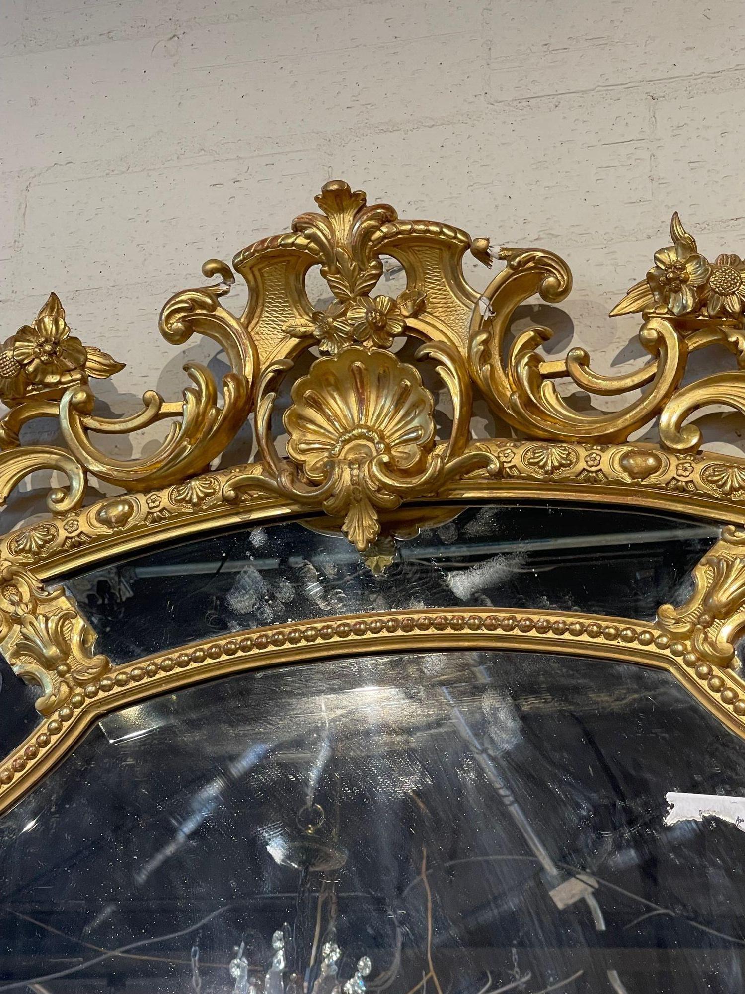 Französischer geschnitzter und vergoldeter Spiegel im Louis-XVI-Stil des 19. Jahrhunderts (Handgeschnitzt)