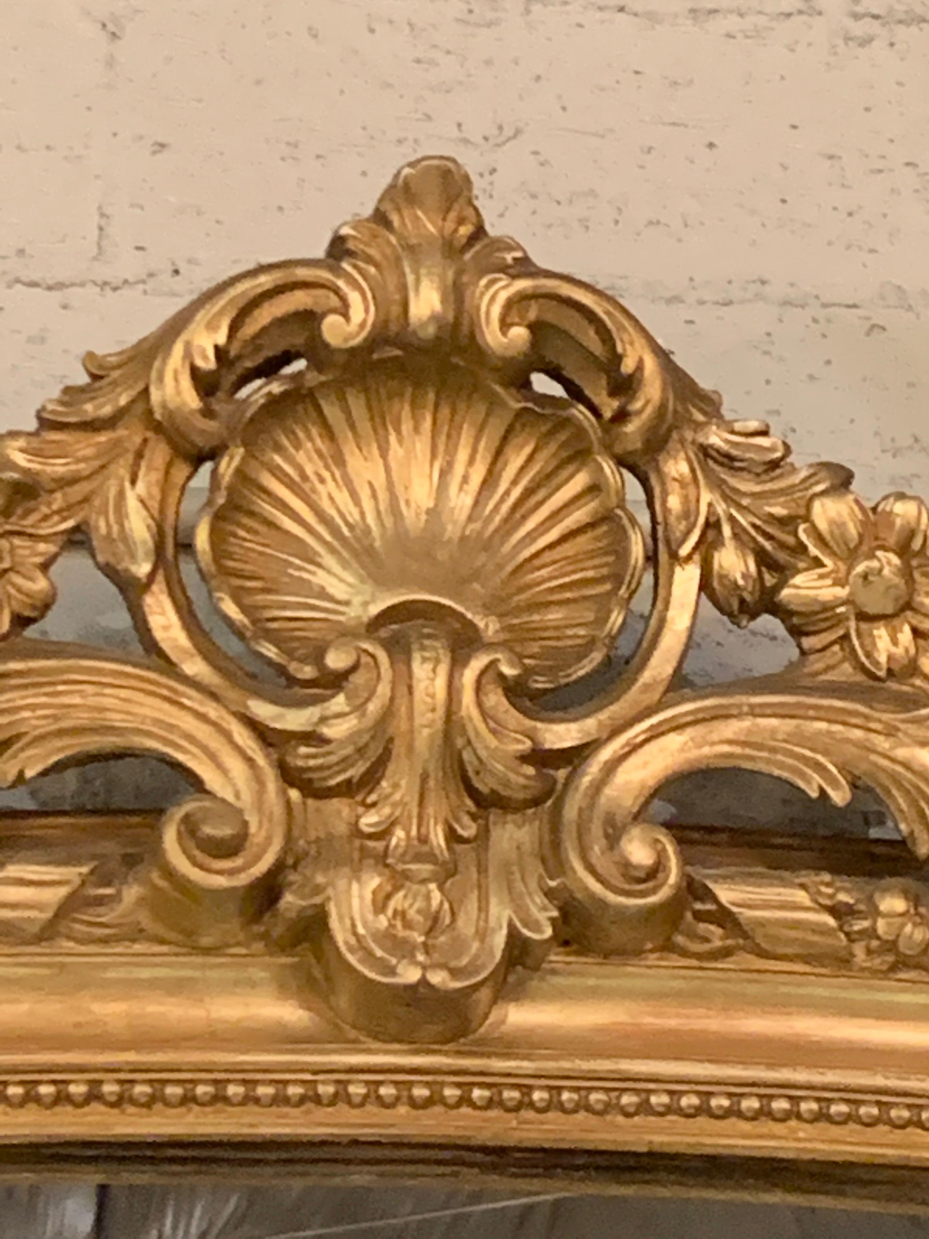 Miroir français de style Louis XVI du 19ème siècle en bois sculpté et doré Bon état à Dallas, TX