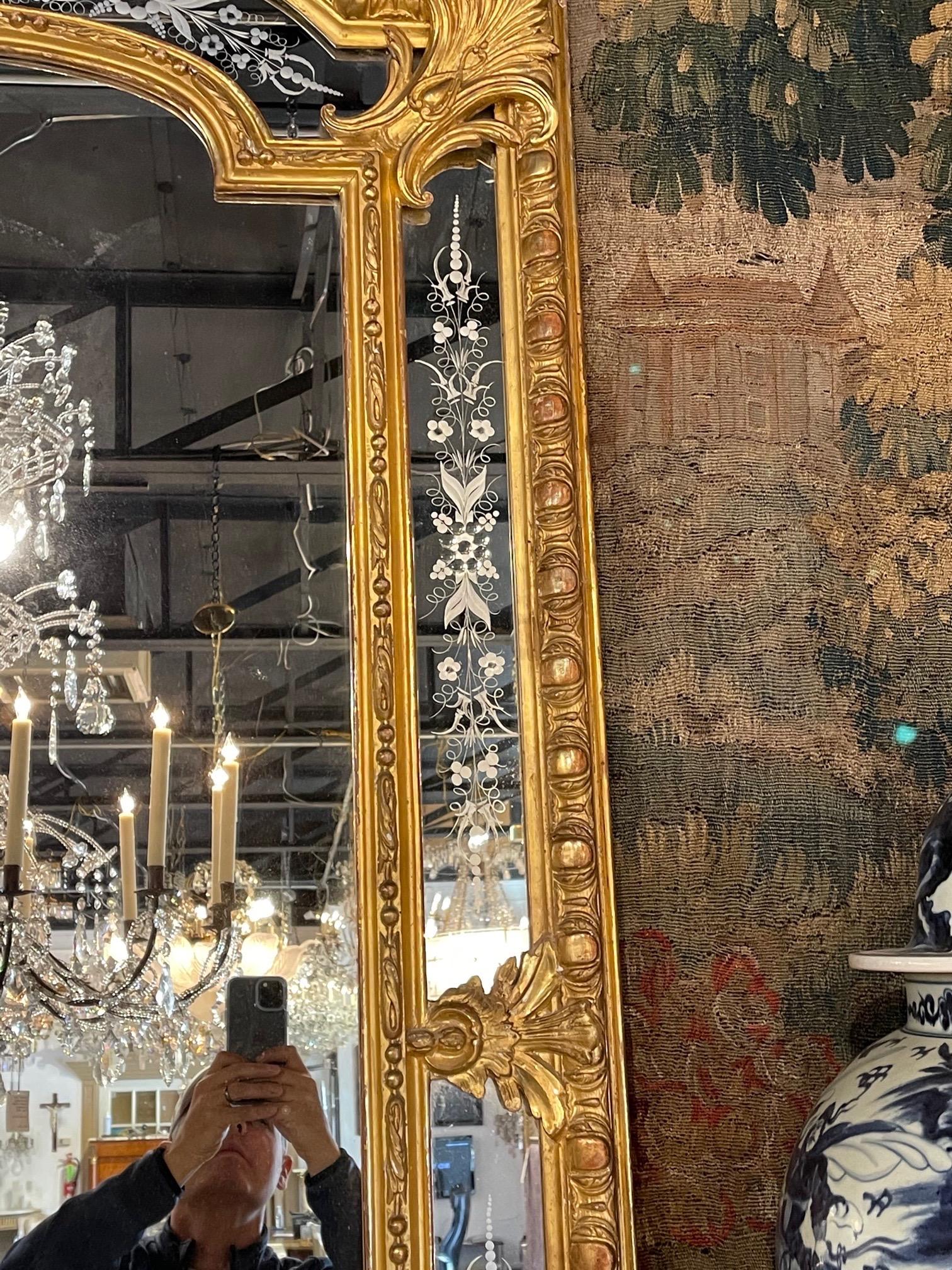 Specchio francese del XIX secolo in stile Luigi XVI intagliato e in legno dorato In condizioni buone in vendita a Dallas, TX