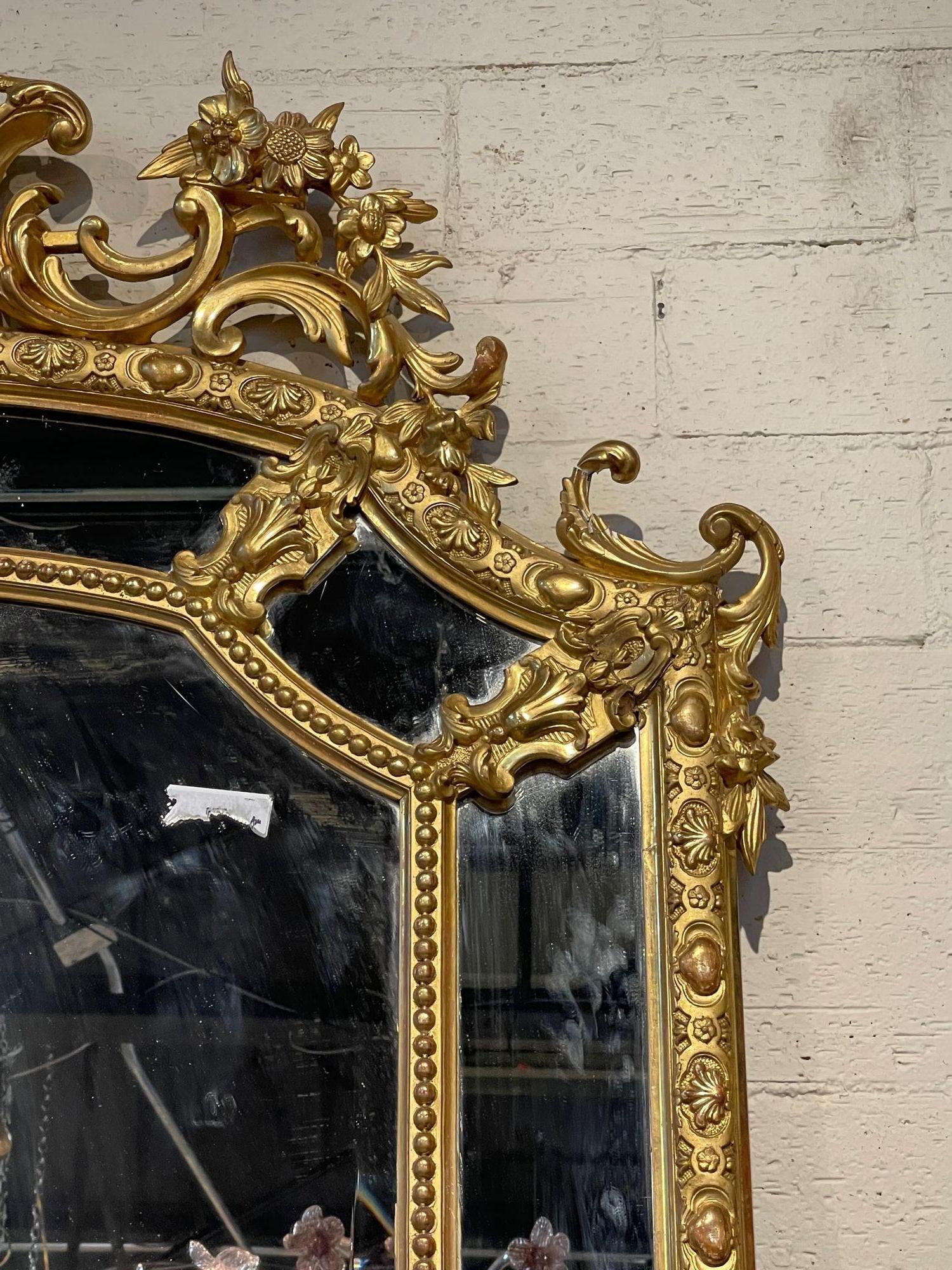 Französischer geschnitzter und vergoldeter Spiegel im Louis-XVI-Stil des 19. Jahrhunderts im Zustand „Gut“ in Dallas, TX
