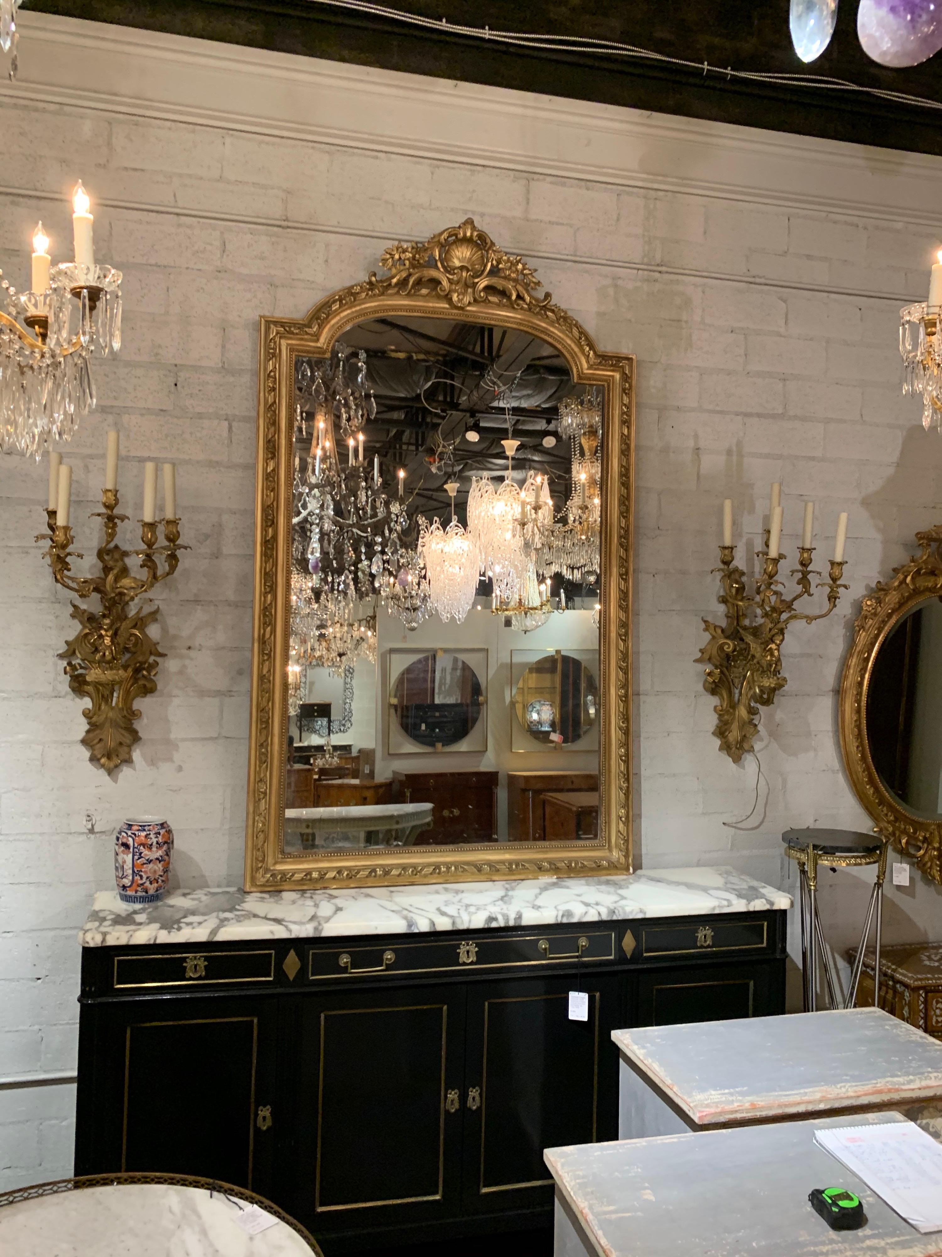 XIXe siècle Miroir français de style Louis XVI du 19ème siècle en bois sculpté et doré