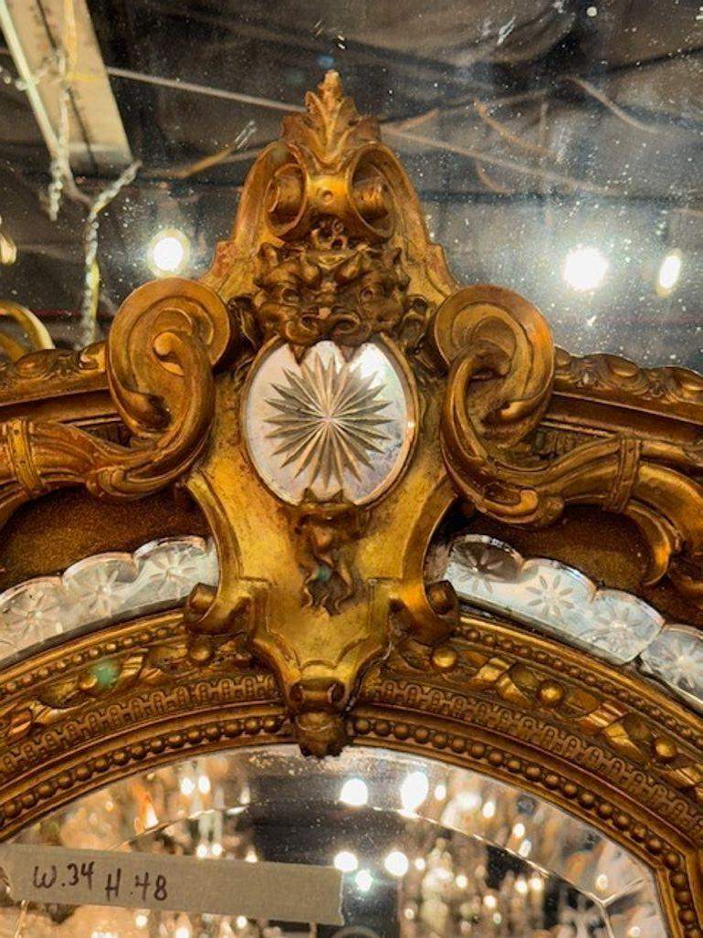 Intagliato Specchio ovale francese del XIX secolo in stile Luigi XVI, intagliato e in legno dorato in vendita