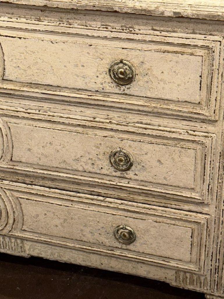 Francese Commode francese del XIX secolo in stile Luigi XVI intagliato e dipinto in vendita