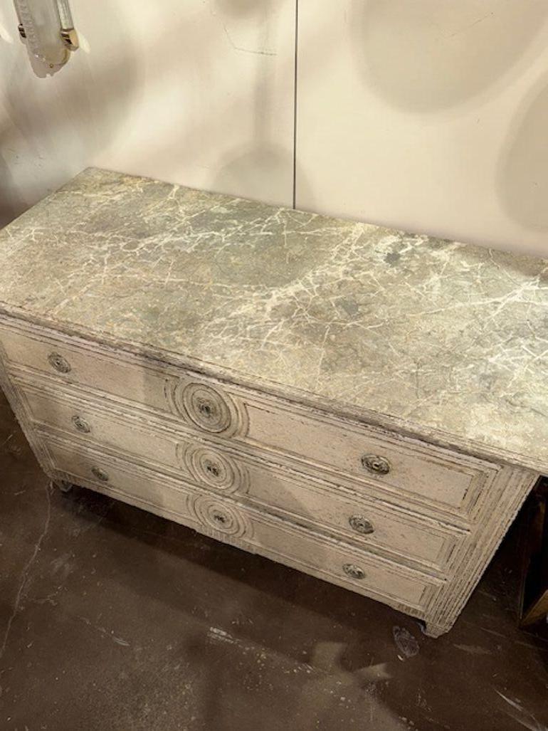 Commode francese del XIX secolo in stile Luigi XVI intagliato e dipinto In condizioni buone in vendita a Dallas, TX
