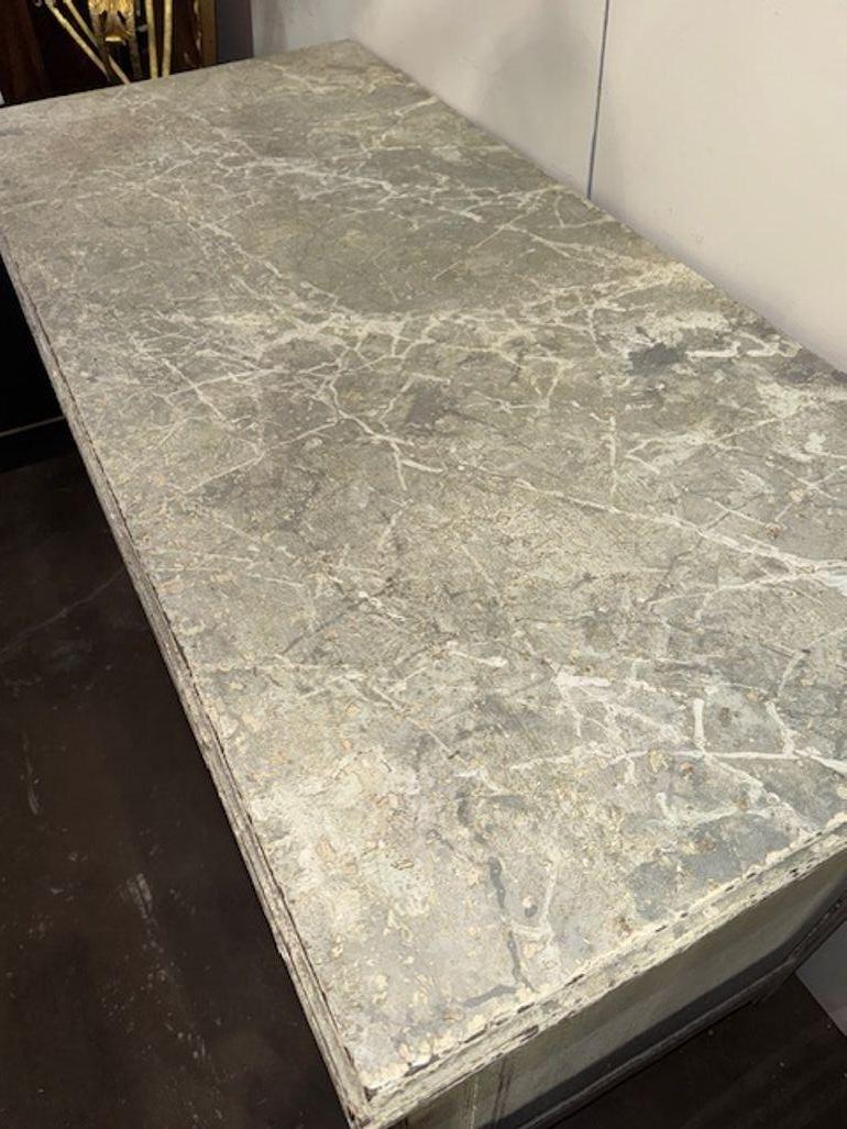 Legno Commode francese del XIX secolo in stile Luigi XVI intagliato e dipinto in vendita