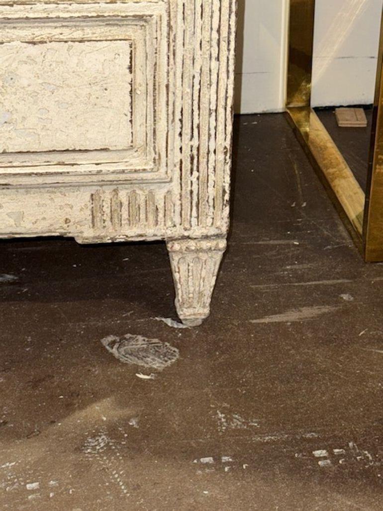 Commode francese del XIX secolo in stile Luigi XVI intagliato e dipinto in vendita 2