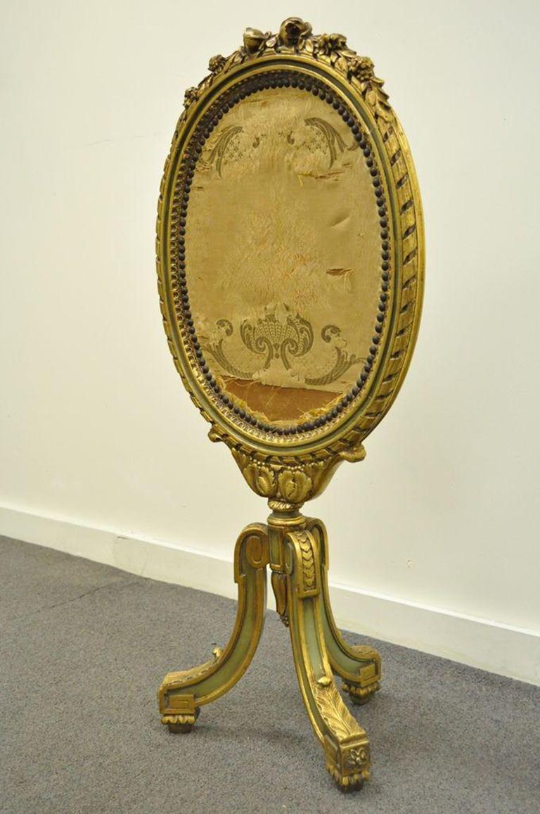 Atemberaubende Französisch Louis XVI-Stil antiken geschnitzten Vergoldung ovalen Kamin Bildschirm. Das Stück ist reich geschnitzt mit floralen Akzenten und drei griechischen Schlüssel- und Akanthusbeinen. Etwa Ende des 19. bis Anfang des 20.