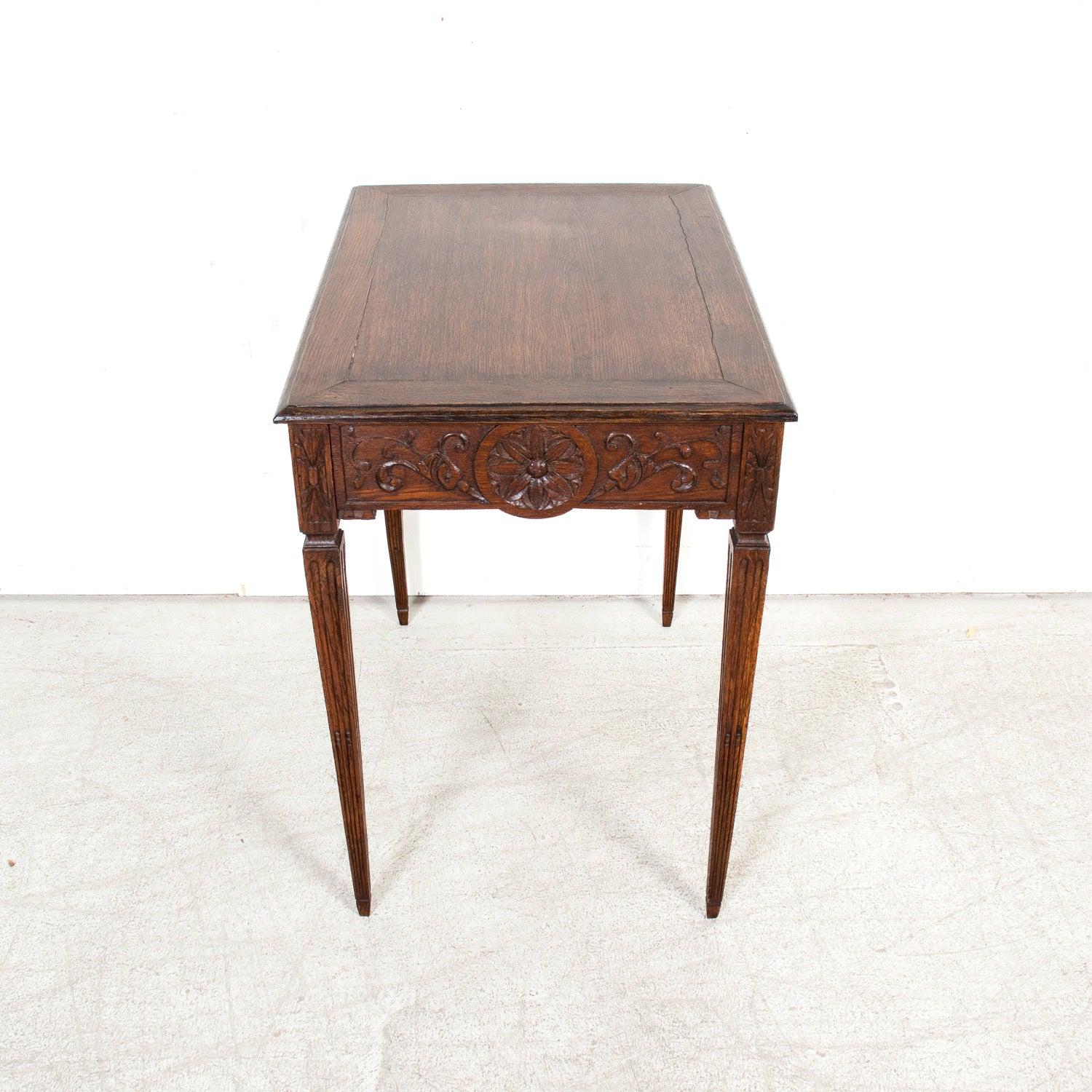 Mesa auxiliar de roble tallado estilo Luis XVI francés del siglo XIX en venta 7
