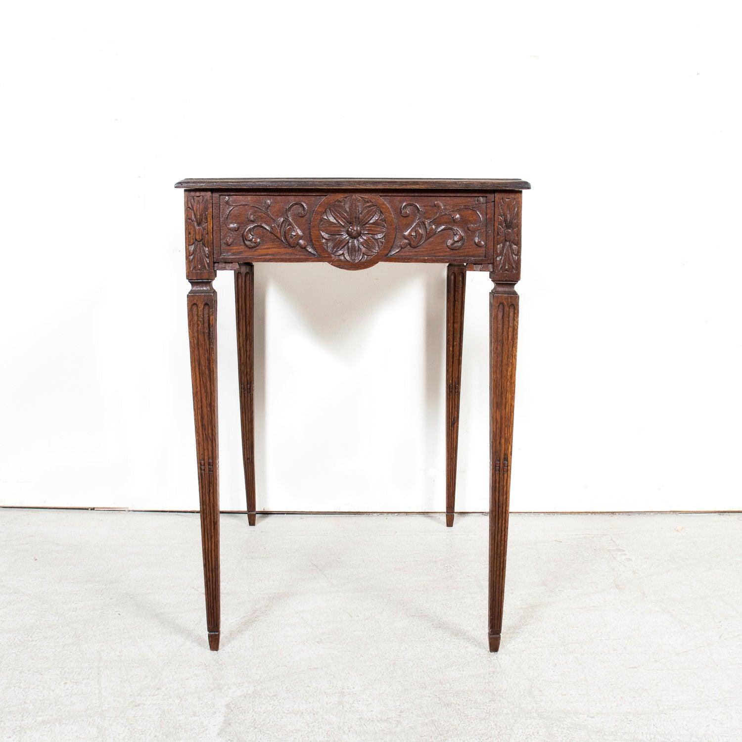 Mesa auxiliar de roble tallado estilo Luis XVI francés del siglo XIX en venta 8