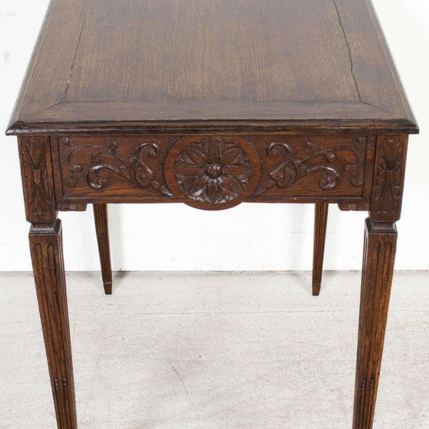 Mesa auxiliar de roble tallado estilo Luis XVI francés del siglo XIX en venta 9