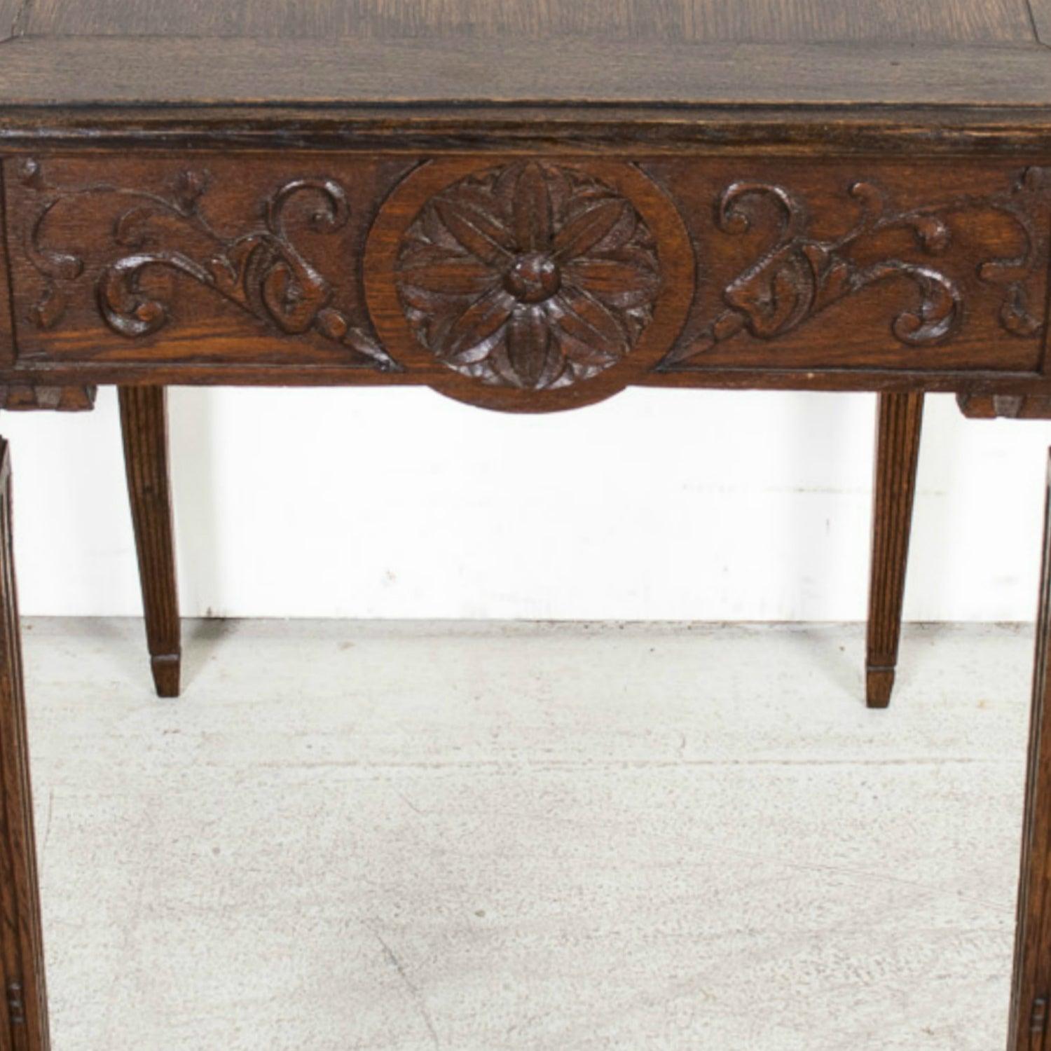 Mesa auxiliar de roble tallado estilo Luis XVI francés del siglo XIX en venta 10