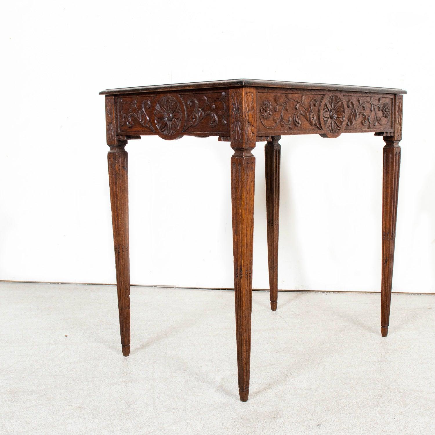 Mesa auxiliar de roble tallado estilo Luis XVI francés del siglo XIX Francés en venta