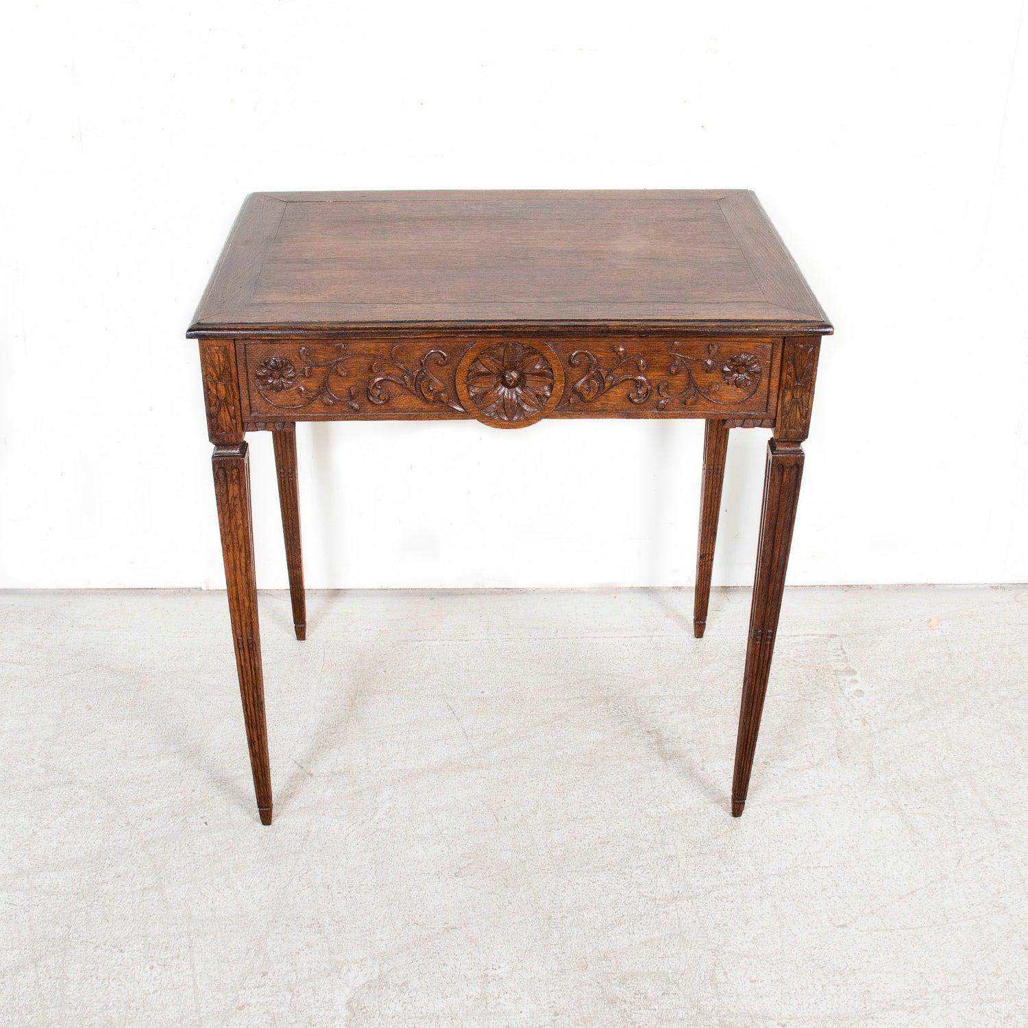 Mesa auxiliar de roble tallado estilo Luis XVI francés del siglo XIX en Bueno estado para la venta en Birmingham, AL