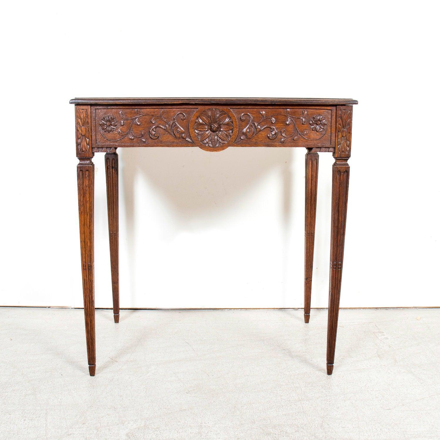 Mesa auxiliar de roble tallado estilo Luis XVI francés del siglo XIX Roble en venta