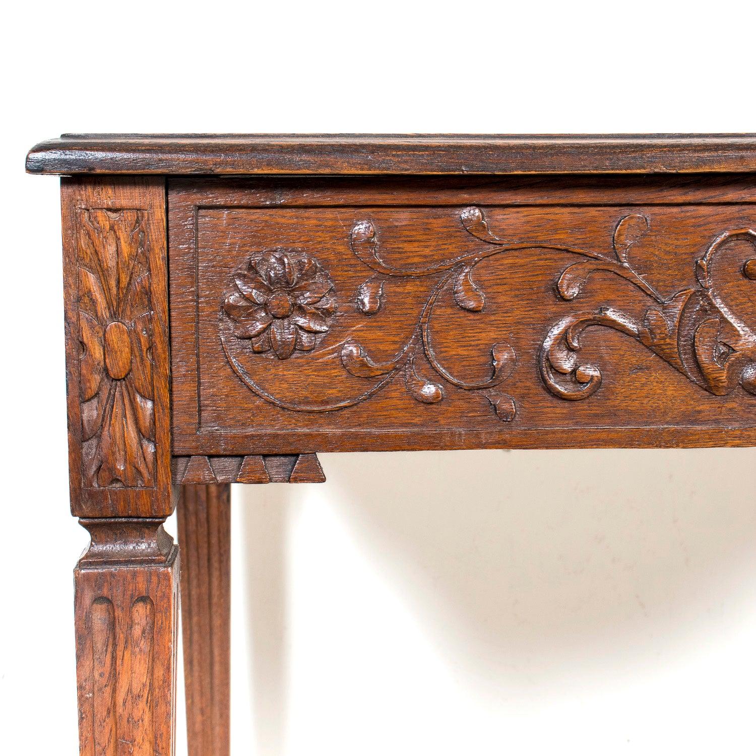 Mesa auxiliar de roble tallado estilo Luis XVI francés del siglo XIX en venta 2