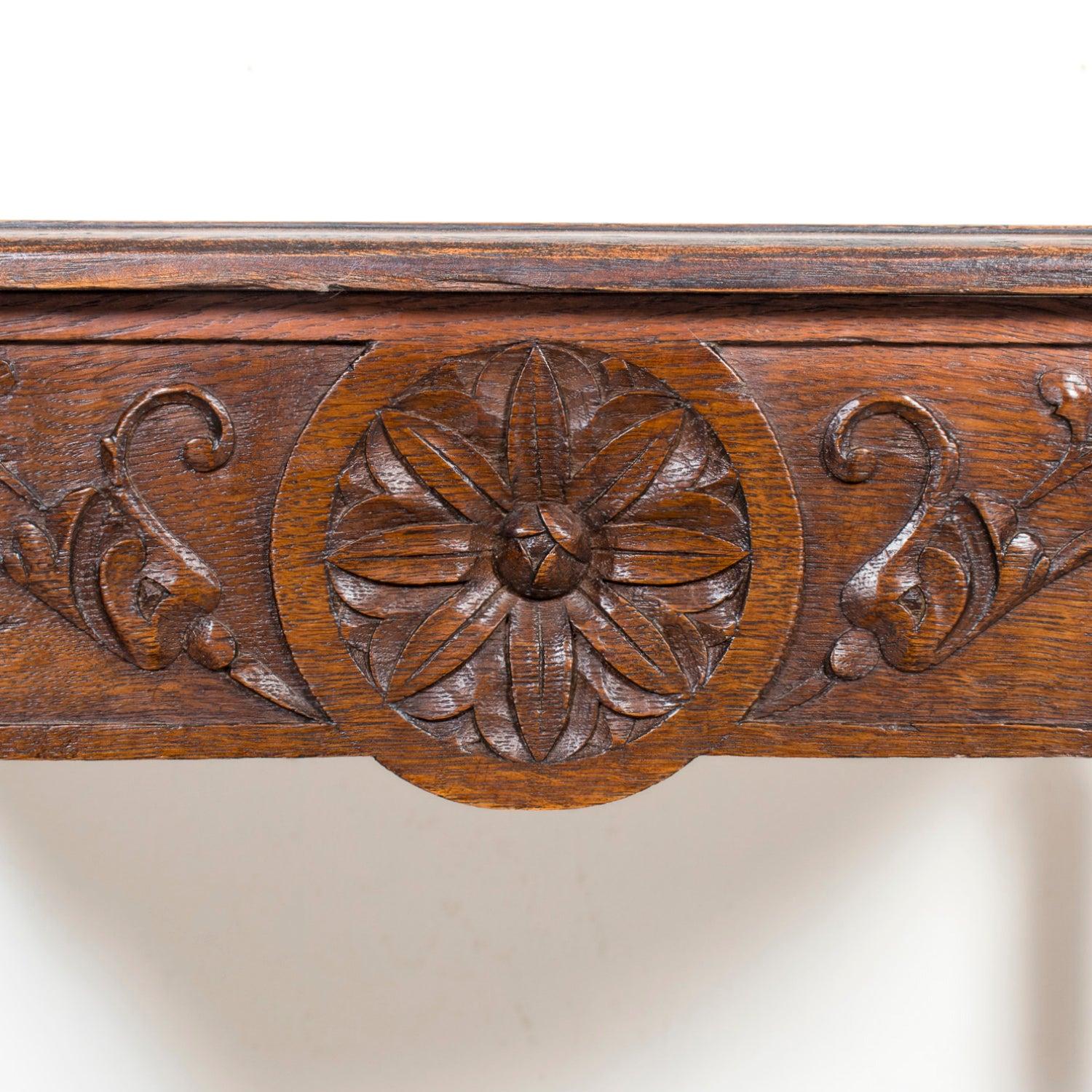 Mesa auxiliar de roble tallado estilo Luis XVI francés del siglo XIX en venta 3