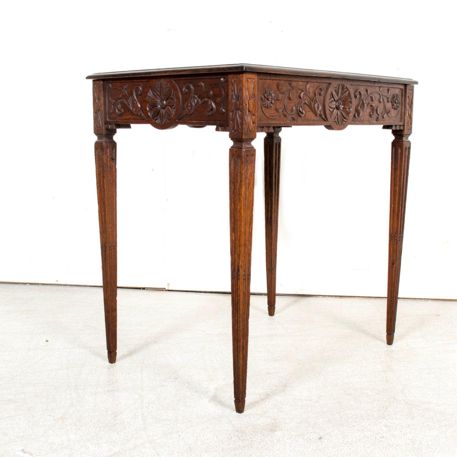 Mesa auxiliar de roble tallado estilo Luis XVI francés del siglo XIX en venta 4