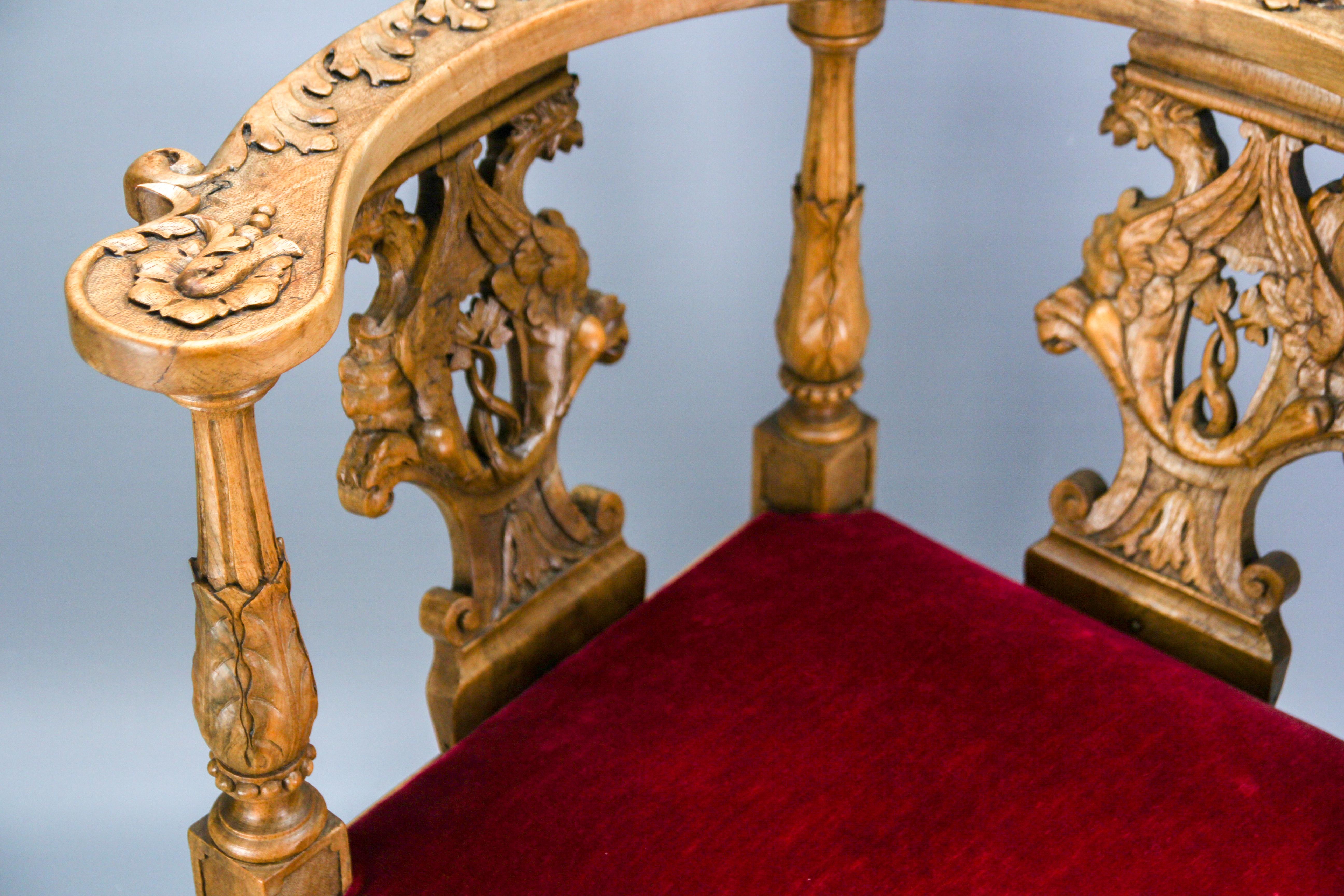 Sedia angolare francese del XIX secolo in stile Luigi XVI in noce intagliato in vendita 1