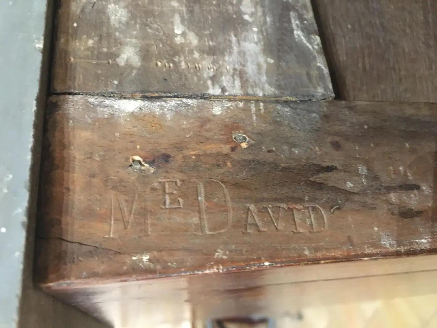 Elegante e perfettamente dimensionata commode, cassettiera o comò francese del XIX secolo in stile Luigi XVI. Questo mobile a due cassetti in mogano è dotato di ferramenta e supporti in bronzo dorato.  Intarsiato su tutti i lati, impreziosito da un