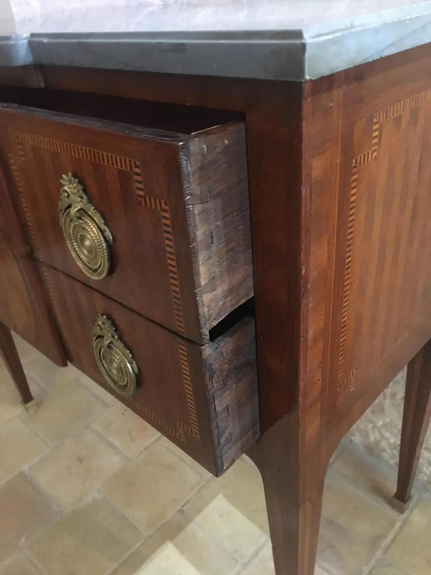 Commode, cassettiera o comò francese in stile Luigi XVI del XIX secolo, firmato In condizioni buone in vendita a Miami, FL