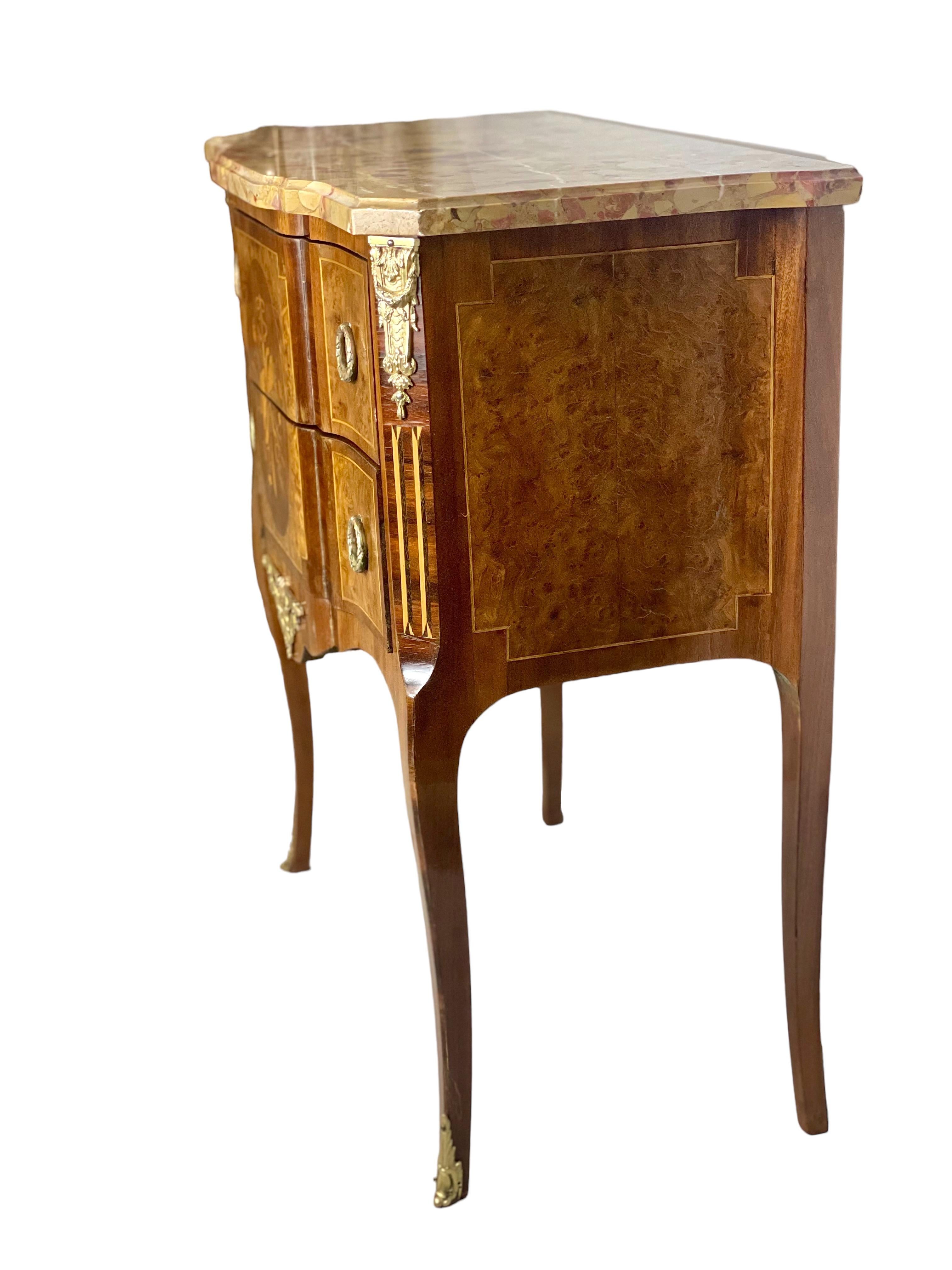 Marqueterie Petite Commode 'Sauteuse' in stile Luigi XVI del XIX secolo in vendita