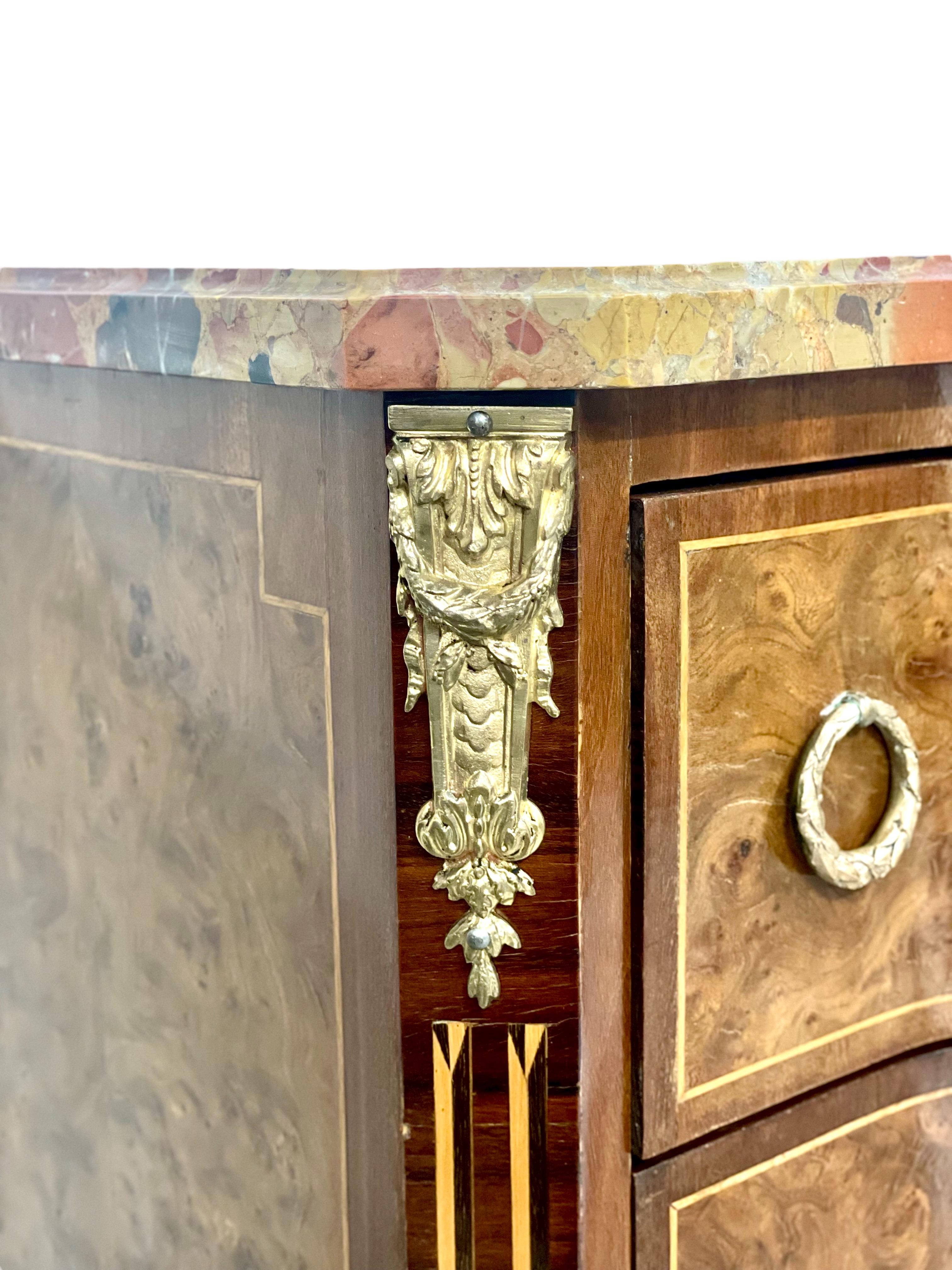 Petite Commode 'Sauteuse' in stile Luigi XVI del XIX secolo In condizioni buone in vendita a LA CIOTAT, FR