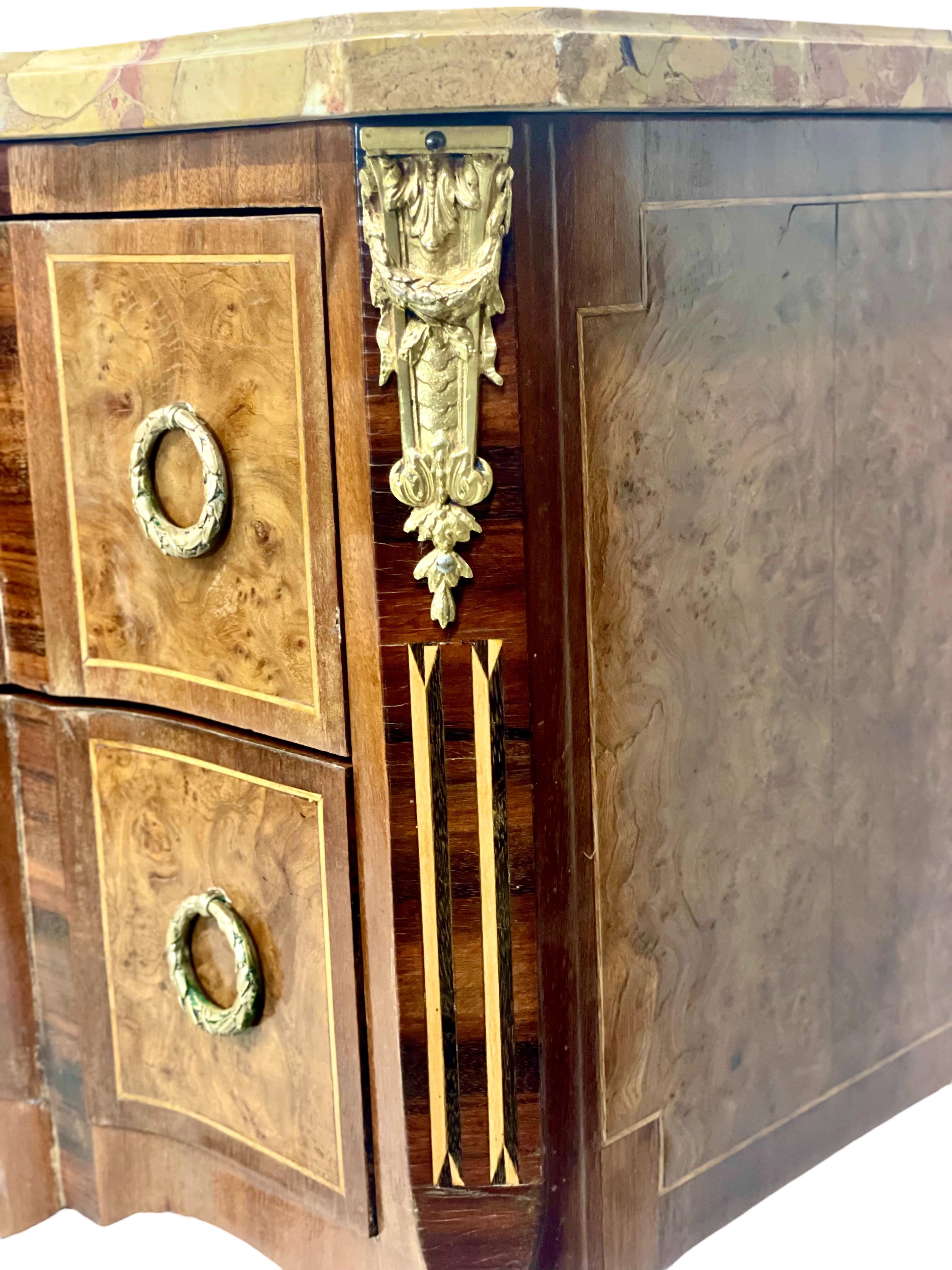 Petite Commode 'Sauteuse' in stile Luigi XVI del XIX secolo in vendita 1