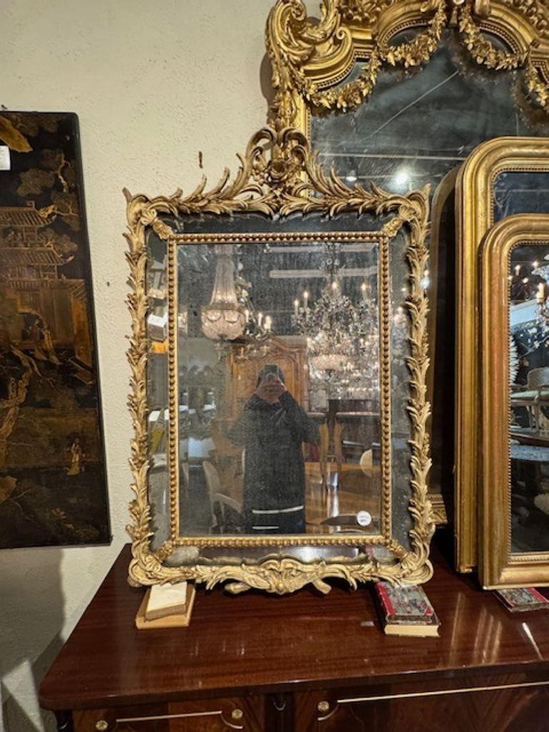 Lo specchio a cuscino in stile Luigi XVI francese del XIX secolo è caratterizzato da una cornice a specchio che aggiunge un tocco di eleganza e raffinatezza a qualsiasi spazio. Questo pezzo d'antiquariato riflette gli elementi classici del design