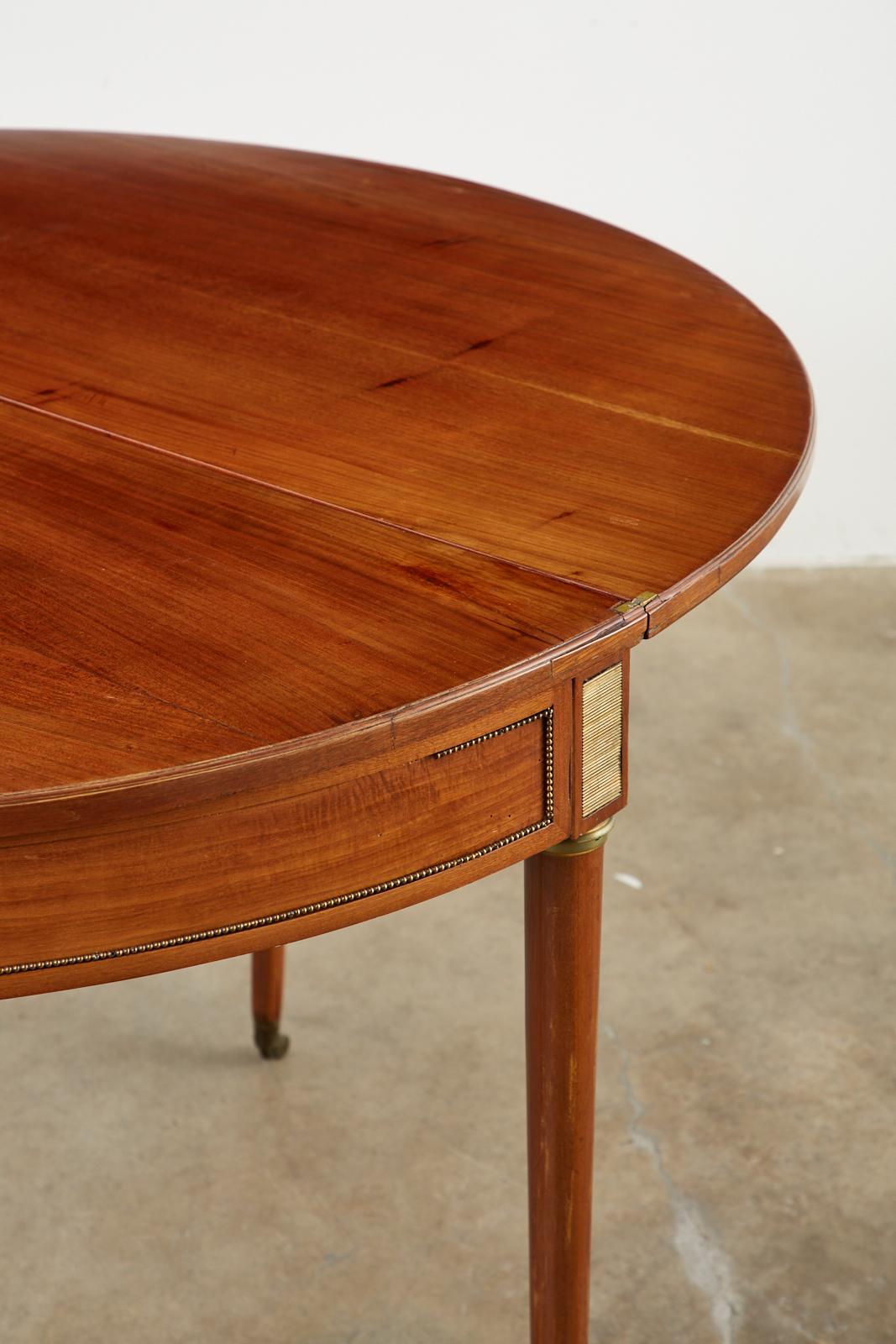 Mesa de juego abatible de estilo Luis XVI francés del siglo XIX en venta 1