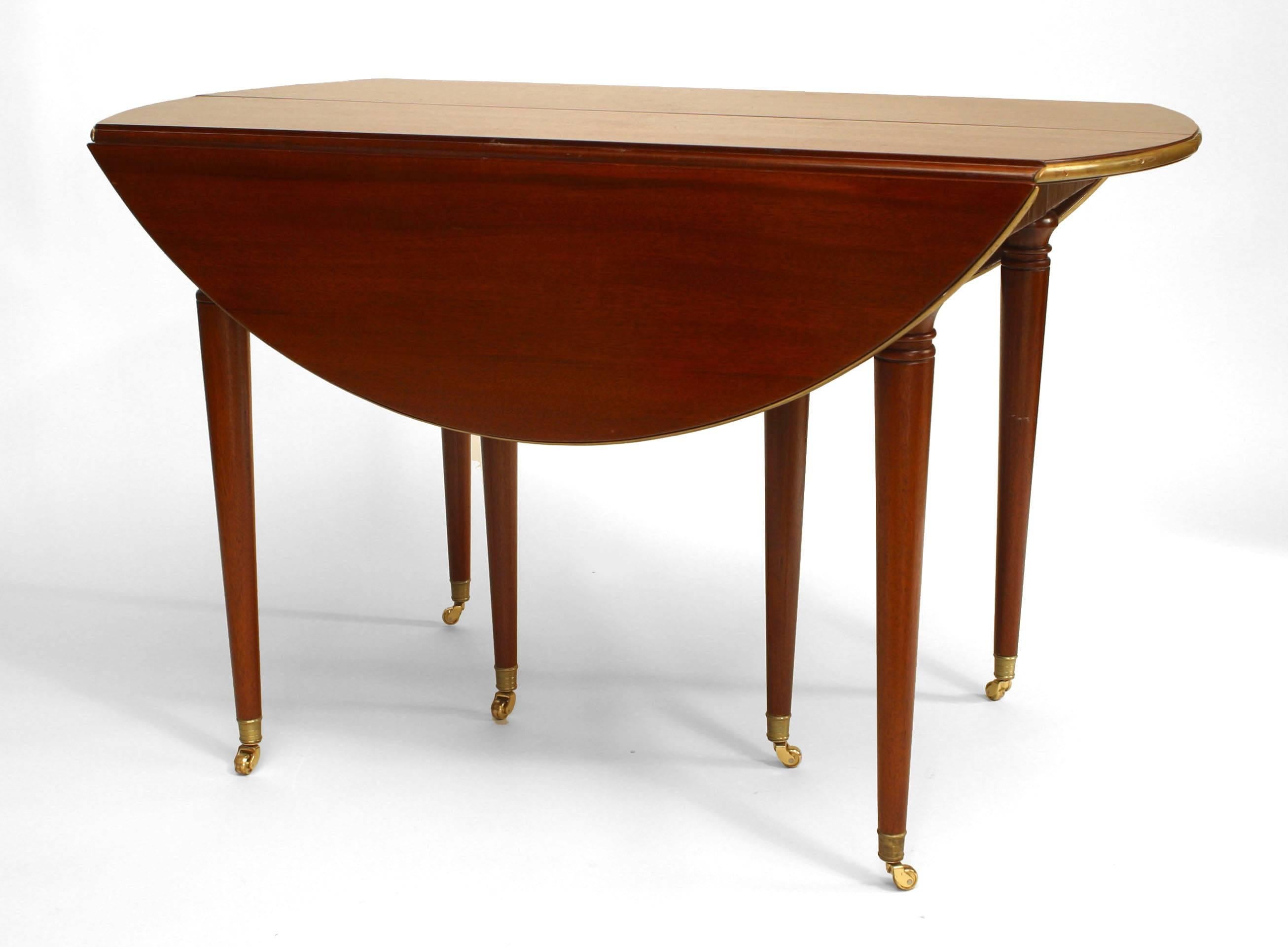 Table de salle à manger ronde française Louis XVI en acajou Bon état - En vente à Queens, NY