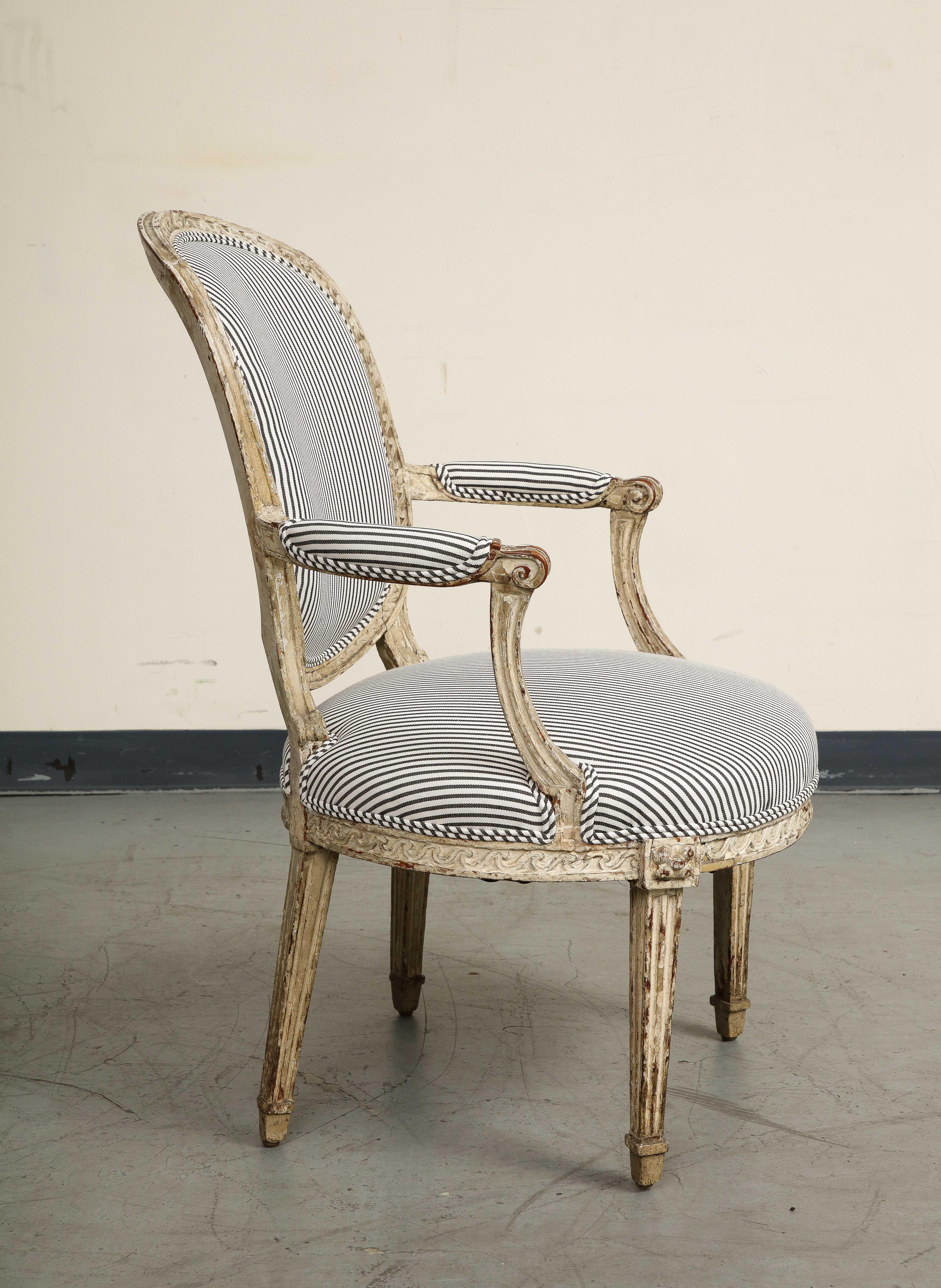 19th Century French Louis XVI Style Fauteuil Chair in Striped Linen Upholstery In Good Condition For Sale In Chicago, IL