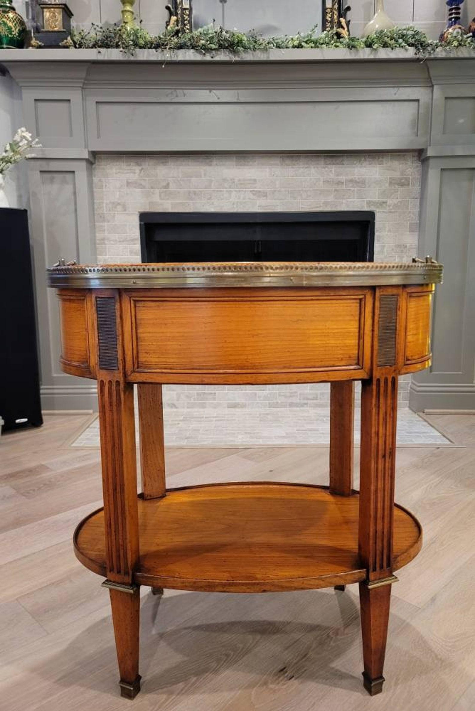 Fait main Table d'appoint en bois fruitier de style Louis XVI du 19e siècle en vente