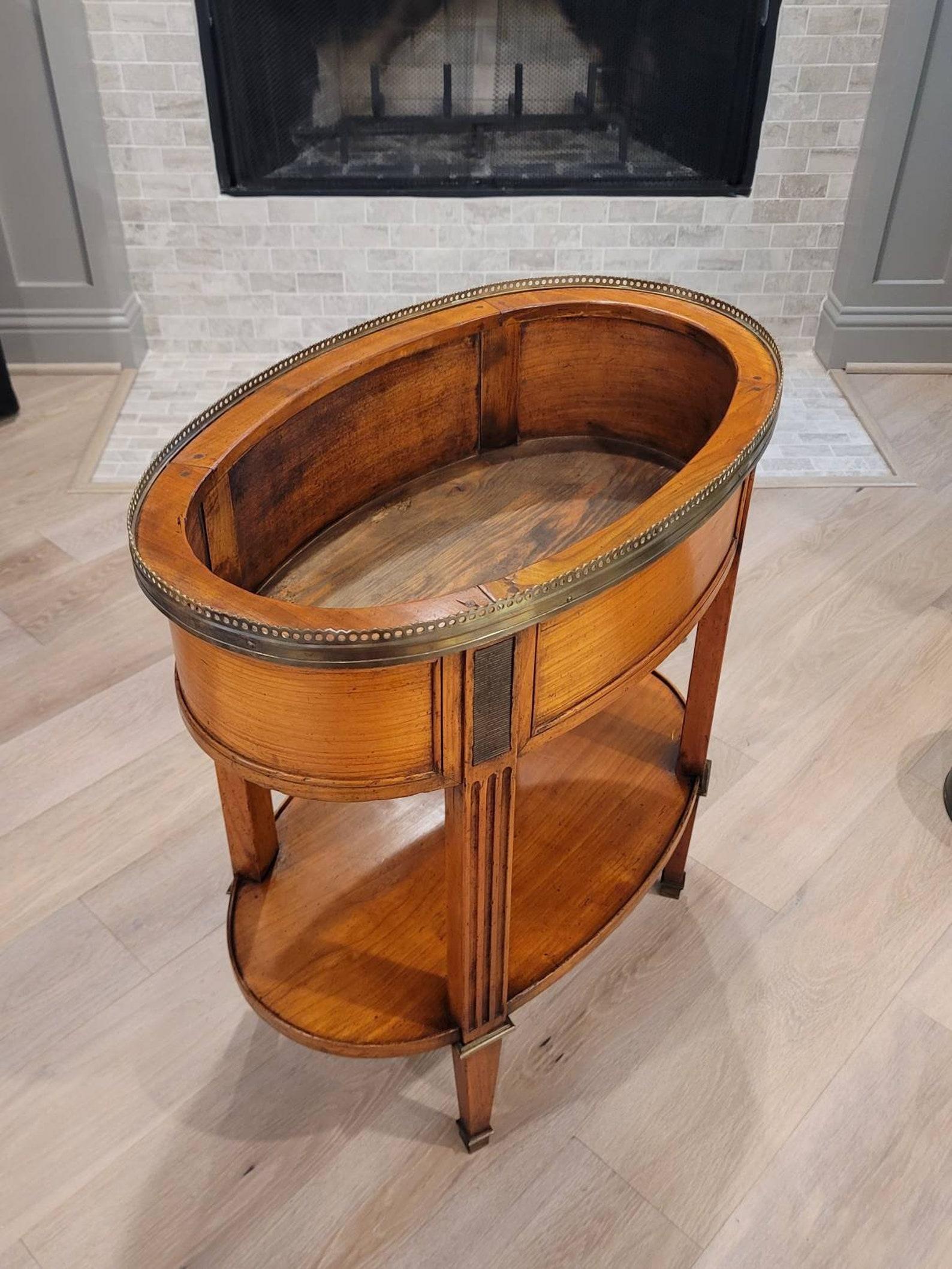 Table d'appoint en bois fruitier de style Louis XVI du 19e siècle Bon état - En vente à Forney, TX