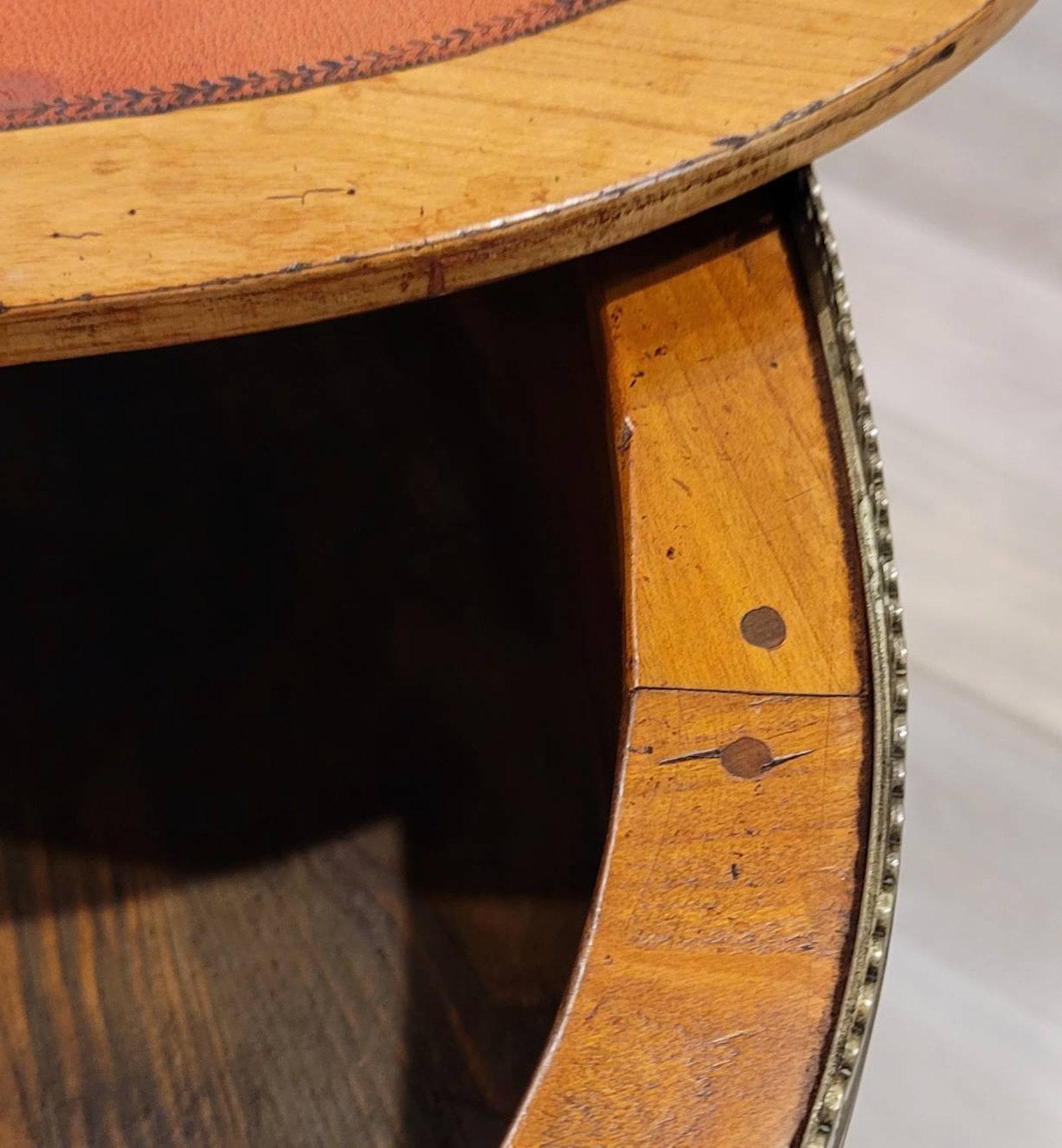 XIXe siècle Table d'appoint en bois fruitier de style Louis XVI du 19e siècle en vente