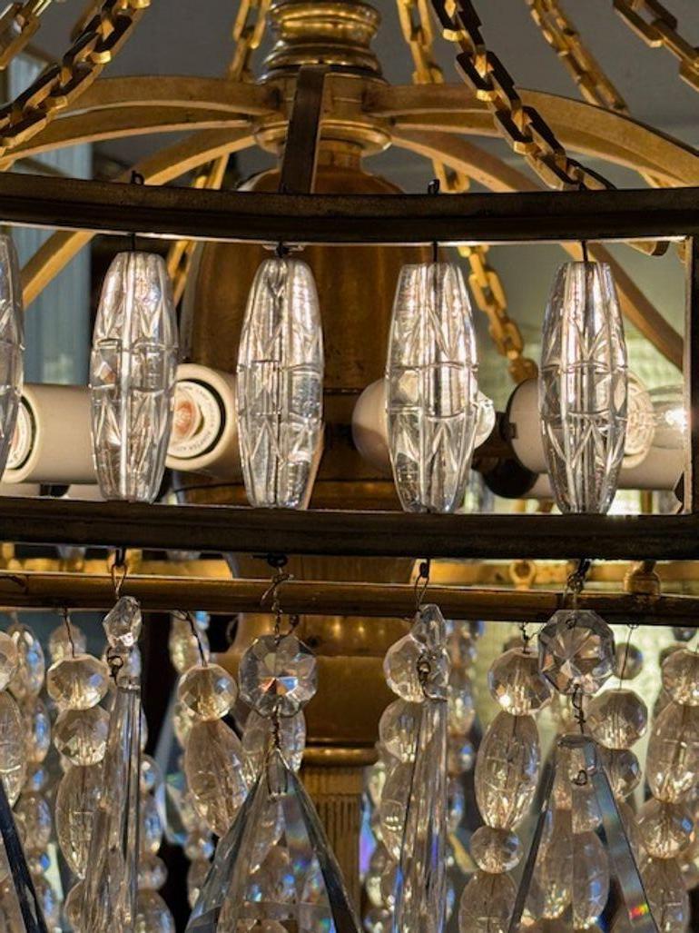 Bronzo Lampadario a cesto in bronzo dorato e cristallo in stile Luigi XVI del XIX secolo in vendita