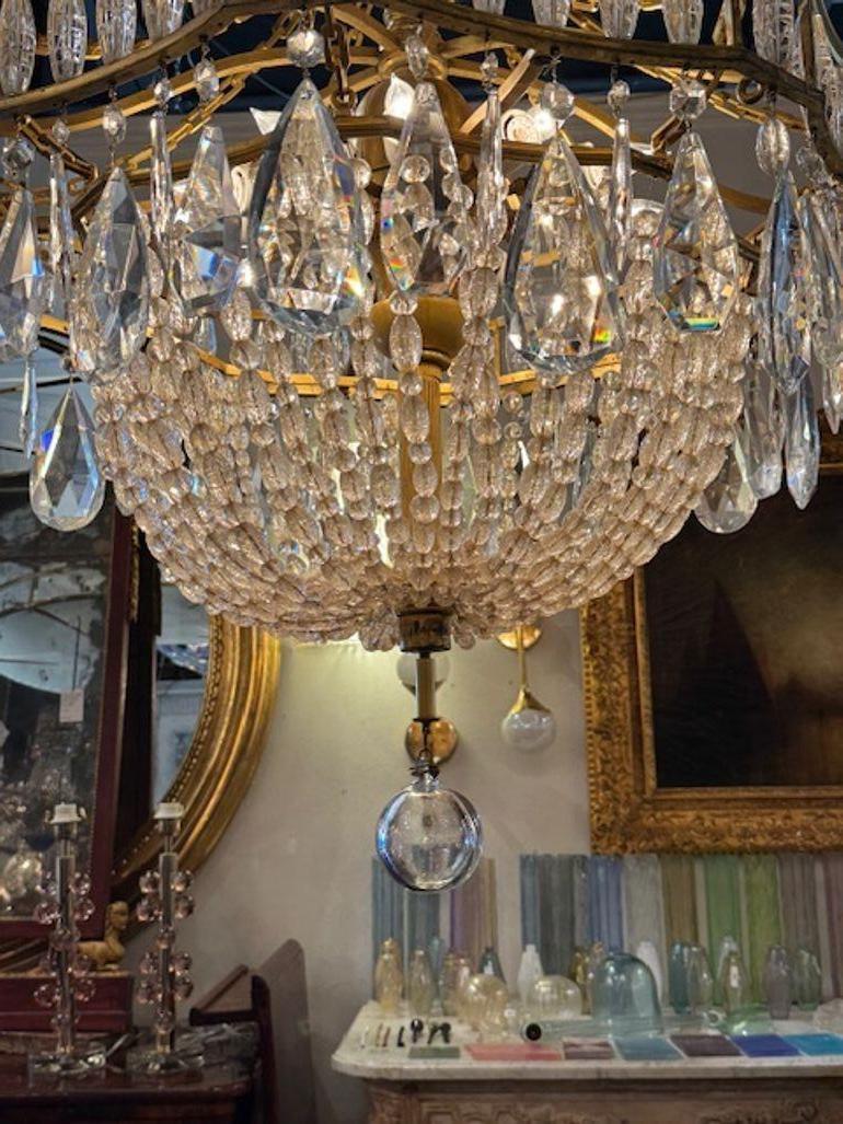 Lampadario a cesto in bronzo dorato e cristallo in stile Luigi XVI del XIX secolo in vendita 1