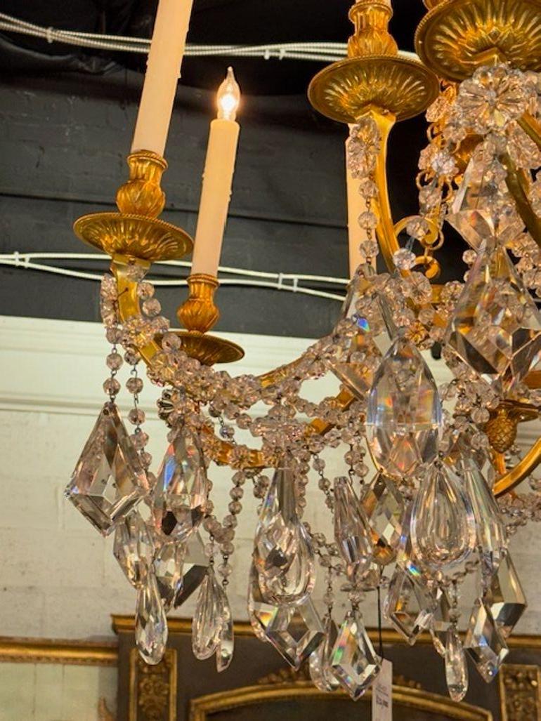 Bronzo Lampadario francese del XIX secolo in stile Luigi XVI in bronzo dorato e cristalli in vendita