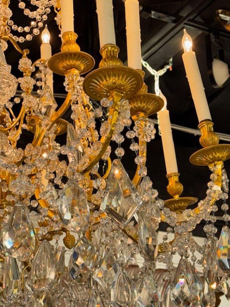 Lampadario francese del XIX secolo in stile Luigi XVI in bronzo dorato e cristalli in vendita 1