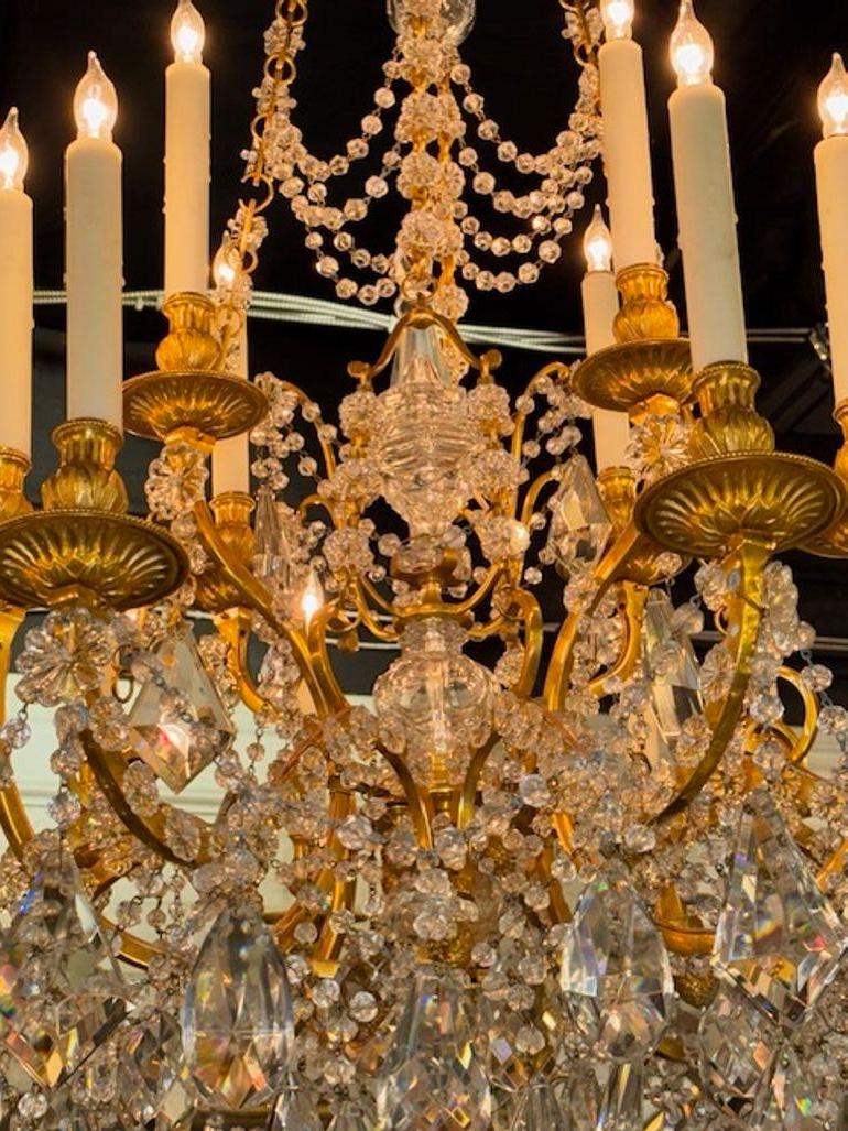 Lampadario francese del XIX secolo in stile Luigi XVI in bronzo dorato e cristalli in vendita 2