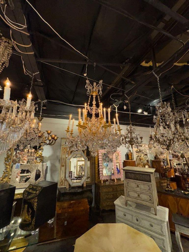 Lampadario francese del XIX secolo in stile Luigi XVI in bronzo dorato e cristalli in vendita 3