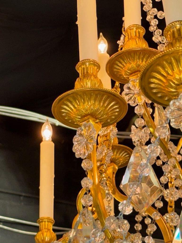 Lampadario francese del XIX secolo in stile Luigi XVI in bronzo dorato e cristalli in vendita 4