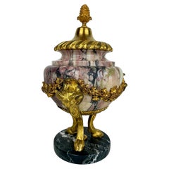 Urna in bronzo dorato e marmo in stile Luigi XVI, XIX secolo, Francia