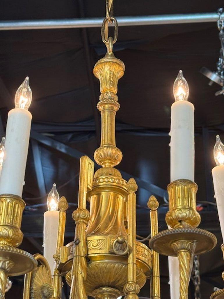 Il lampadario francese Luigi XVI in bronzo dorato del XIX secolo è un apparecchio di illuminazione straordinario che emana eleganza e raffinatezza. Realizzato in bronzo e impreziosito da dettagli intricati, questo lampadario mette in mostra lo stile
