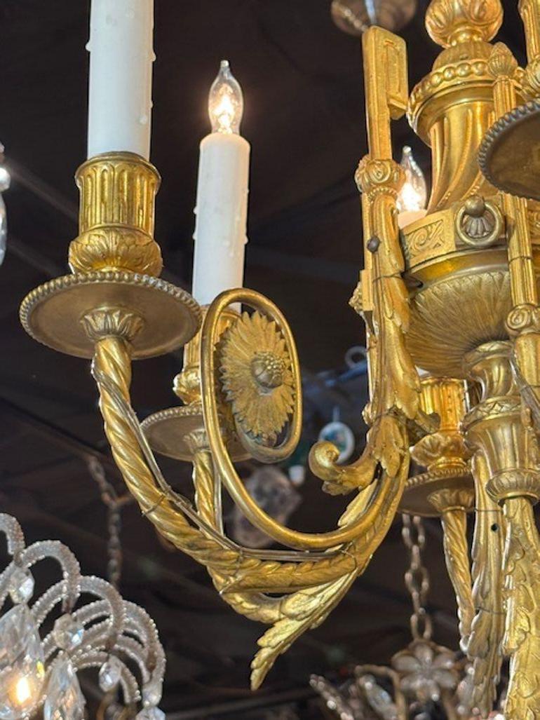 Francese Lampadario francese del XIX secolo in stile Luigi XVI in bronzo dorato in vendita