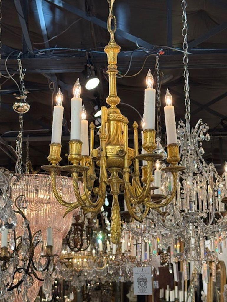 Lampadario francese del XIX secolo in stile Luigi XVI in bronzo dorato in vendita 1